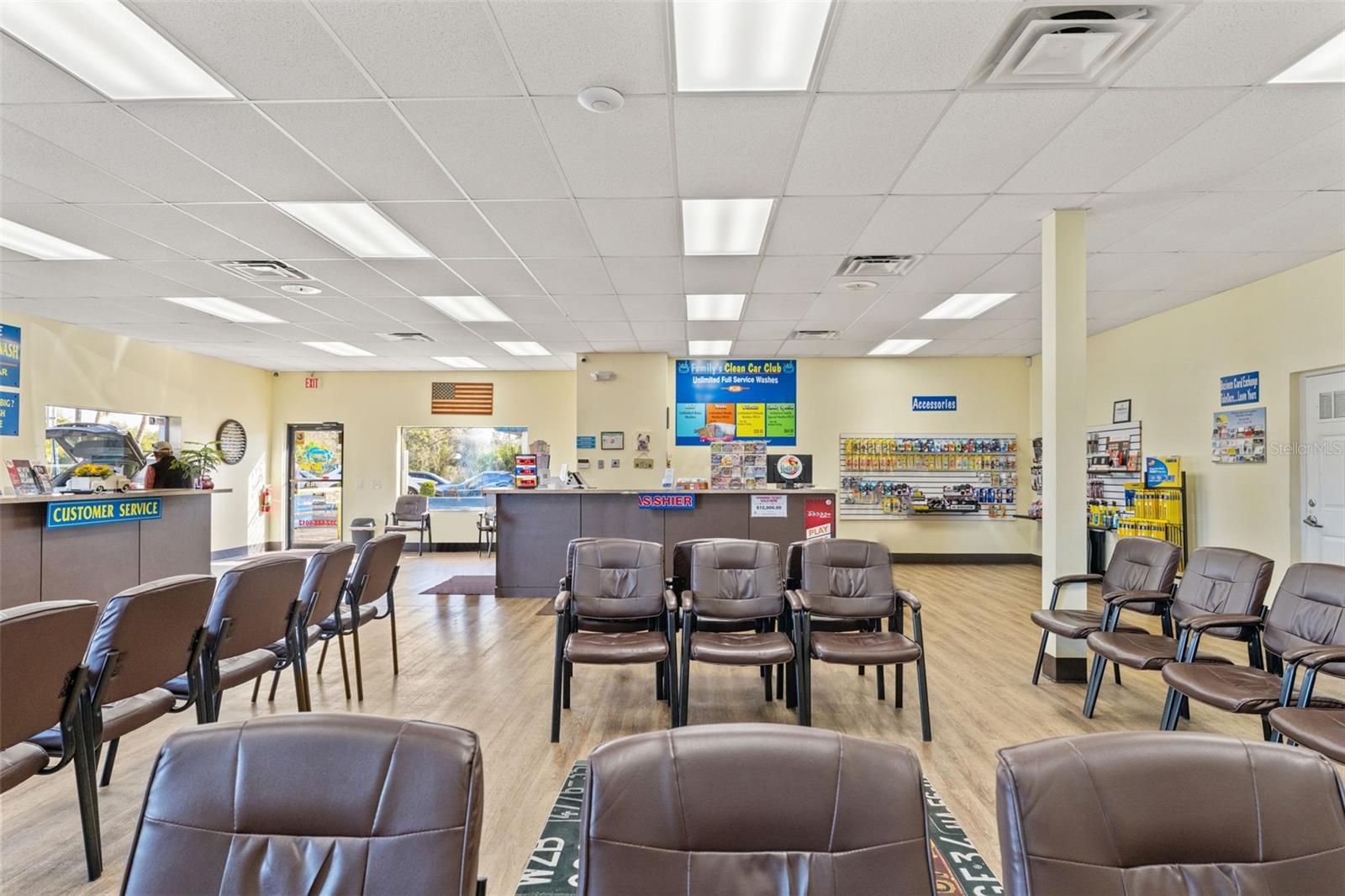 Listing photo id 17 for 1108 Commercial Way