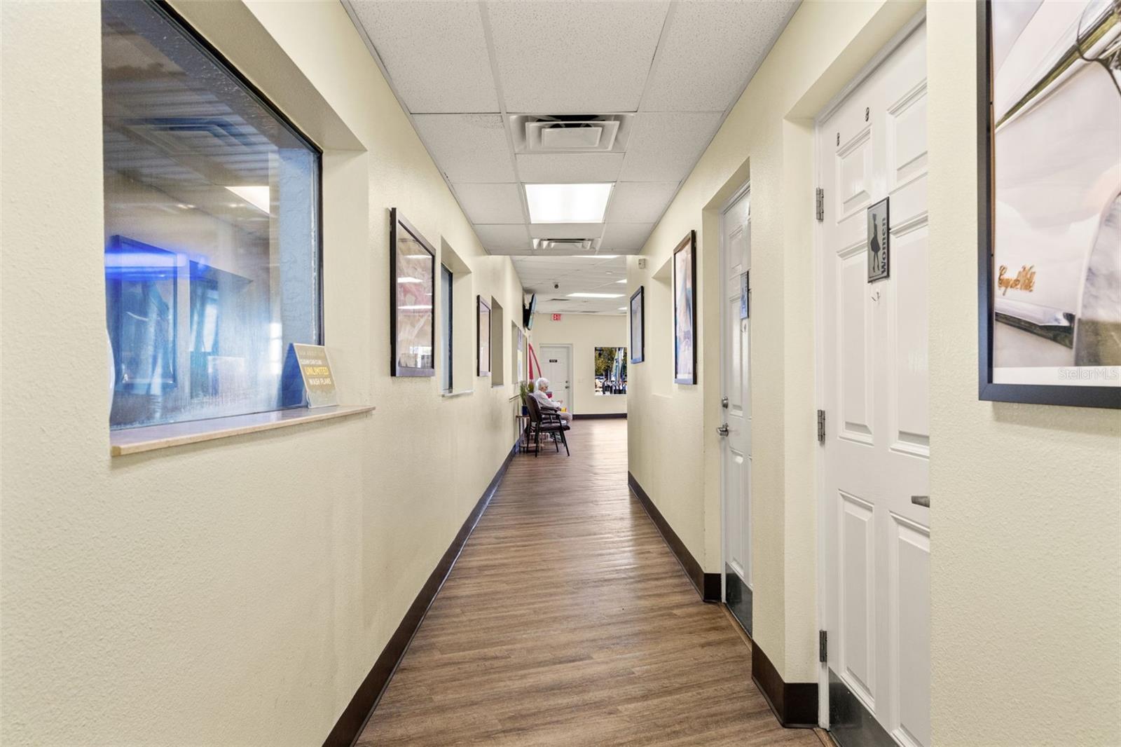 Listing photo id 19 for 1108 Commercial Way