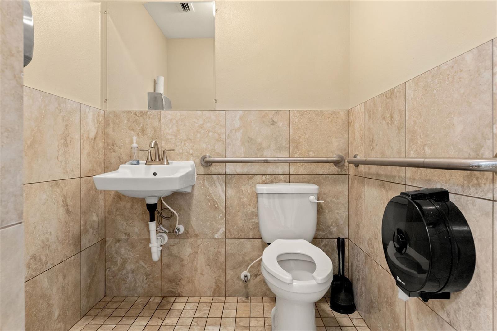 Listing photo id 20 for 1108 Commercial Way