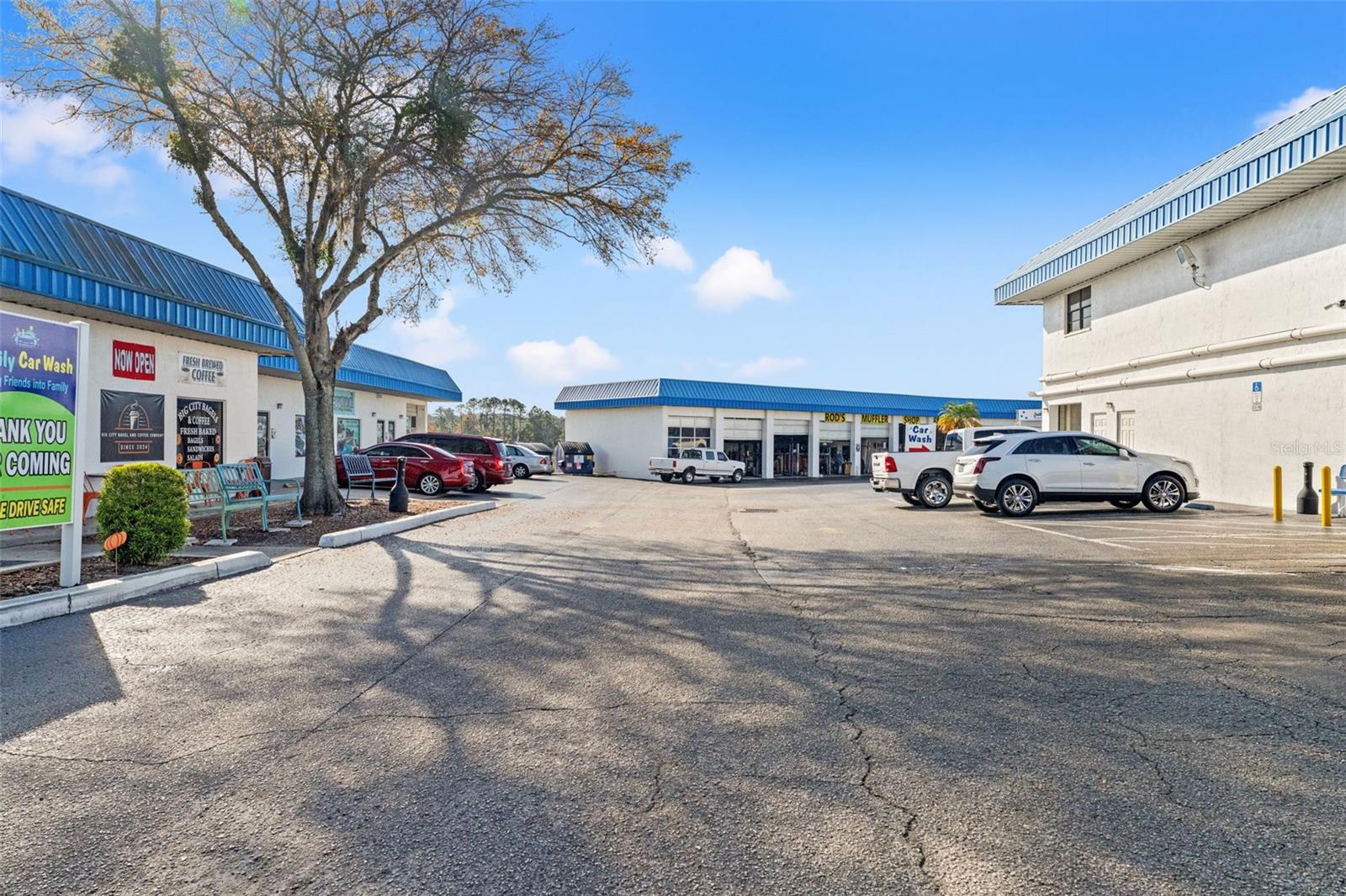Listing photo id 22 for 1108 Commercial Way