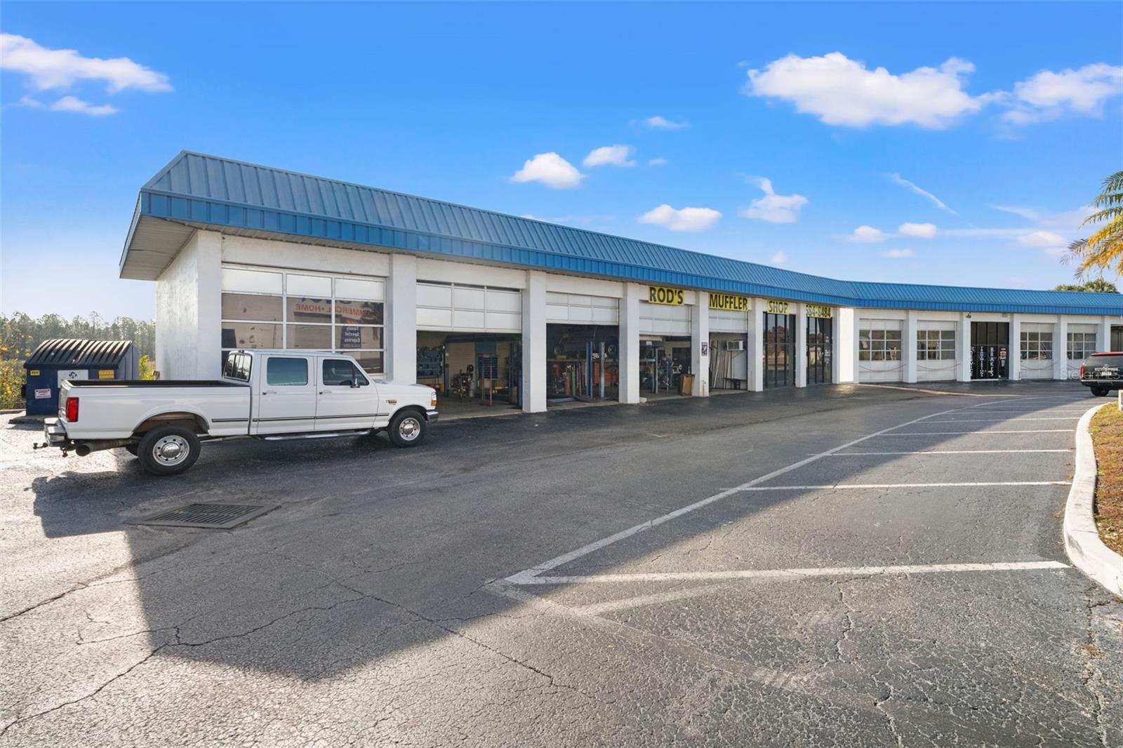Listing photo id 23 for 1108 Commercial Way