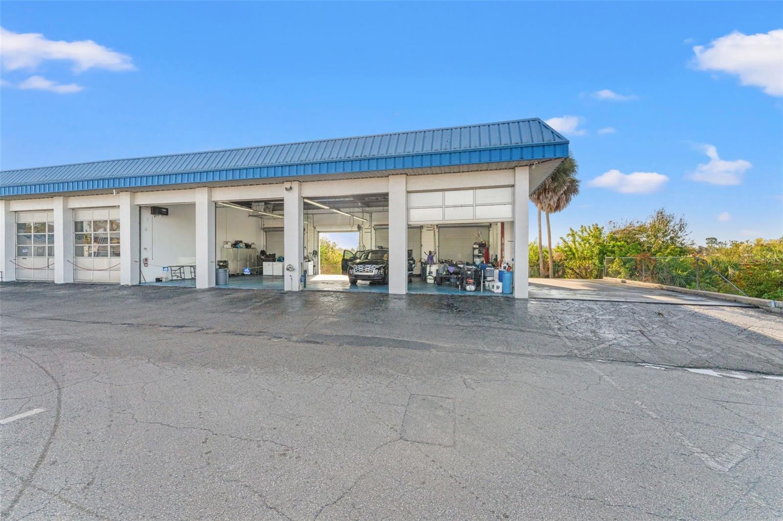 Listing photo id 24 for 1108 Commercial Way
