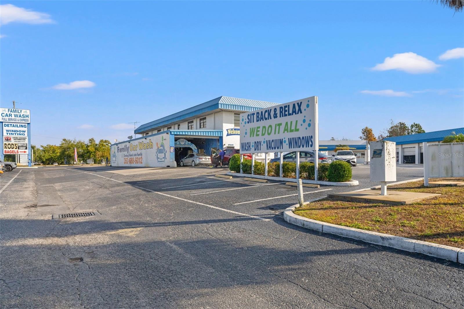 Listing photo id 1 for 1108 Commercial Way