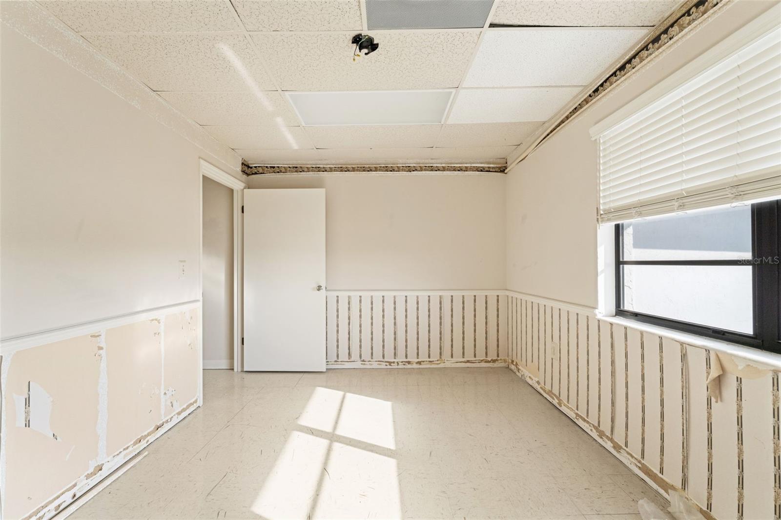 Listing photo id 30 for 1108 Commercial Way