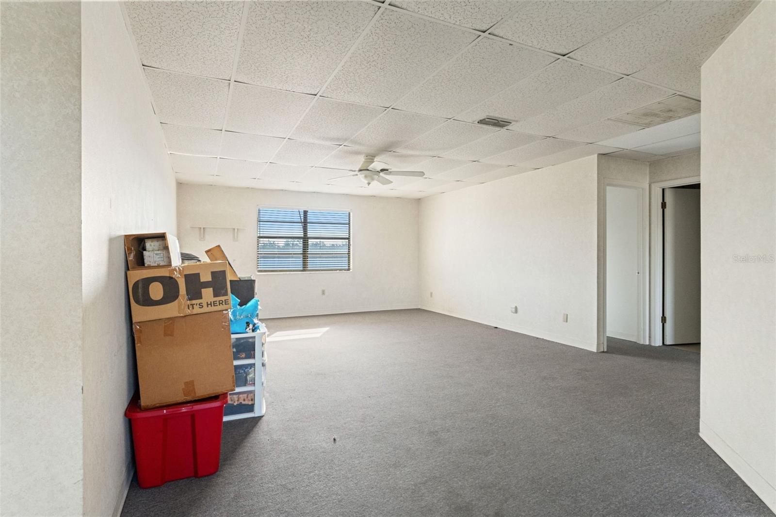 Listing photo id 33 for 1108 Commercial Way