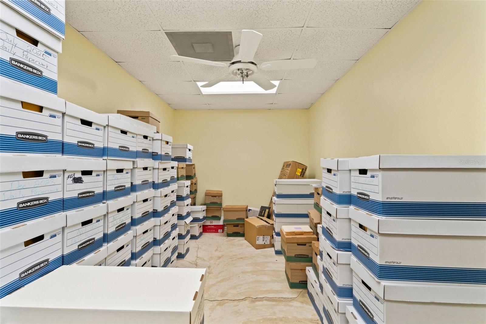 Listing photo id 35 for 1108 Commercial Way