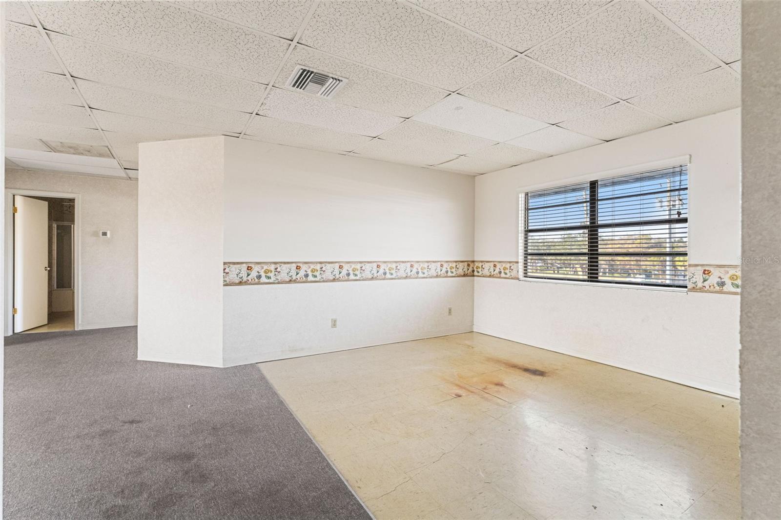 Listing photo id 37 for 1108 Commercial Way