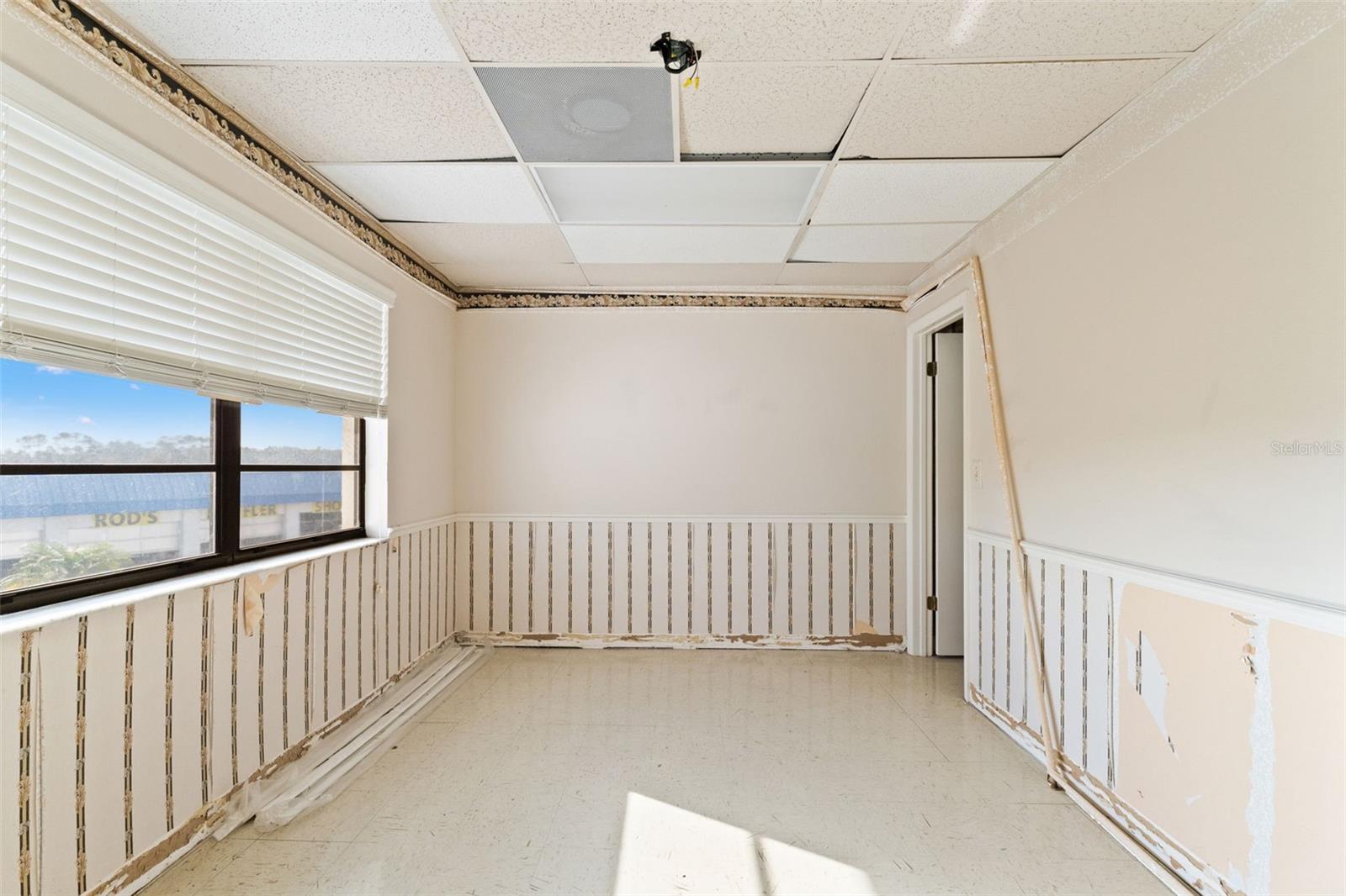 Listing photo id 38 for 1108 Commercial Way