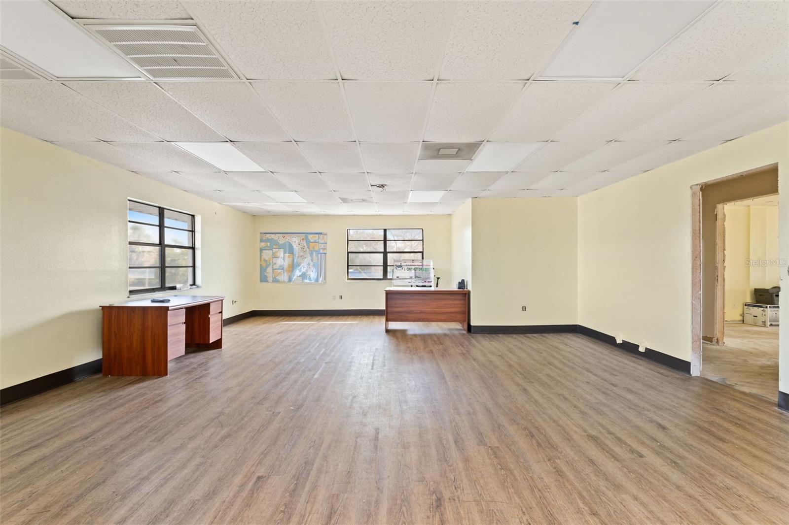 Listing photo id 42 for 1108 Commercial Way