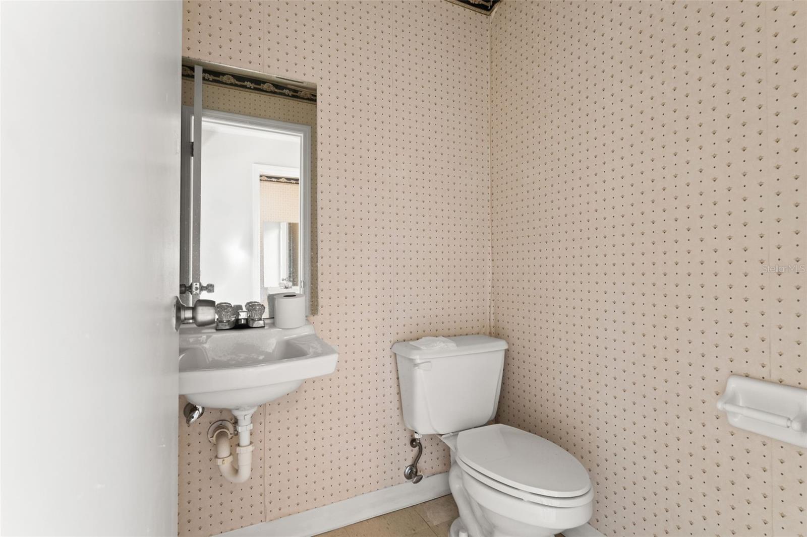 Listing photo id 46 for 1108 Commercial Way