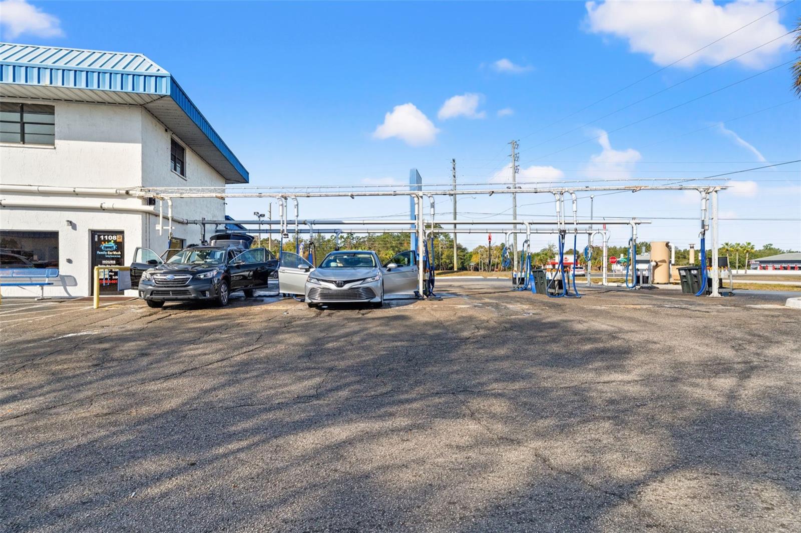 Listing photo id 5 for 1108 Commercial Way