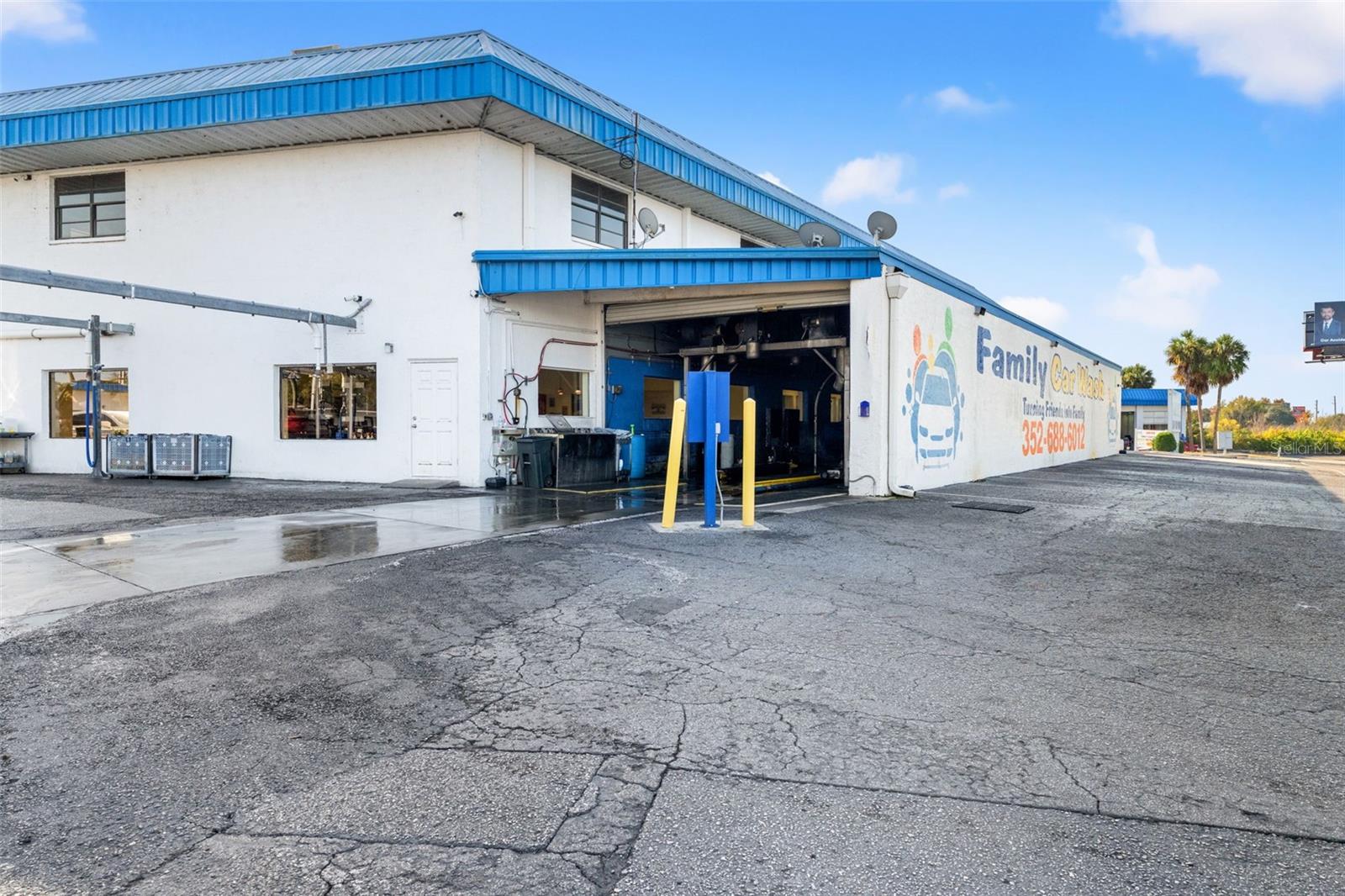 Listing photo id 6 for 1108 Commercial Way