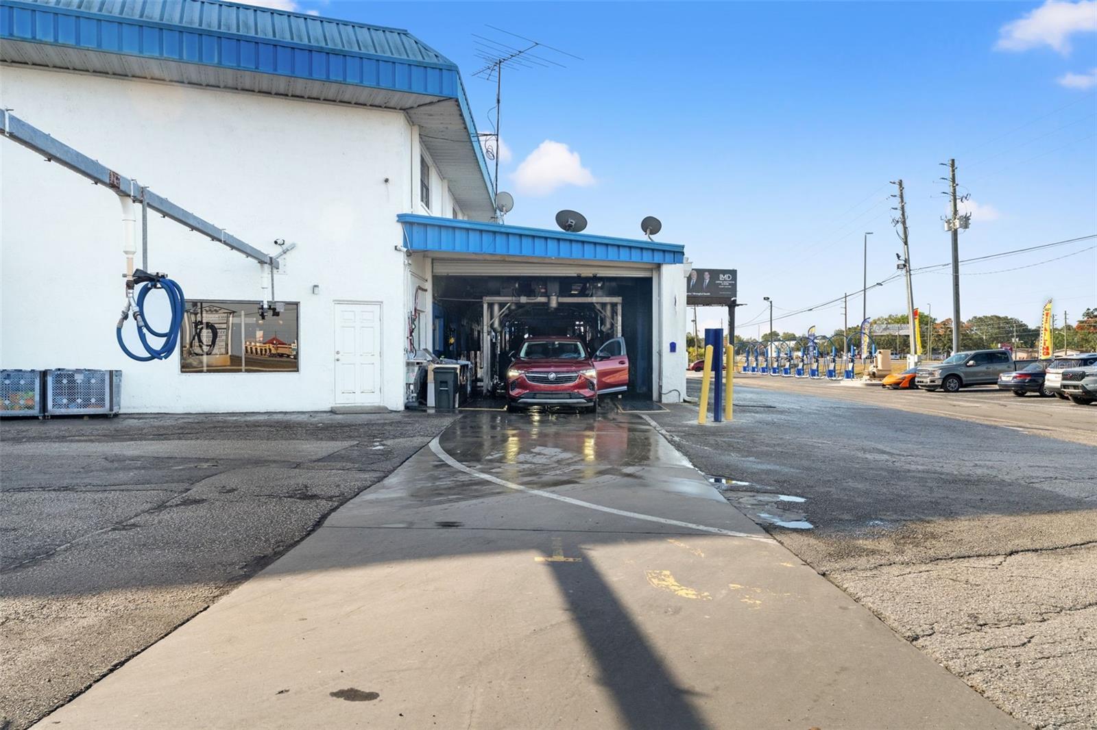 Listing photo id 7 for 1108 Commercial Way