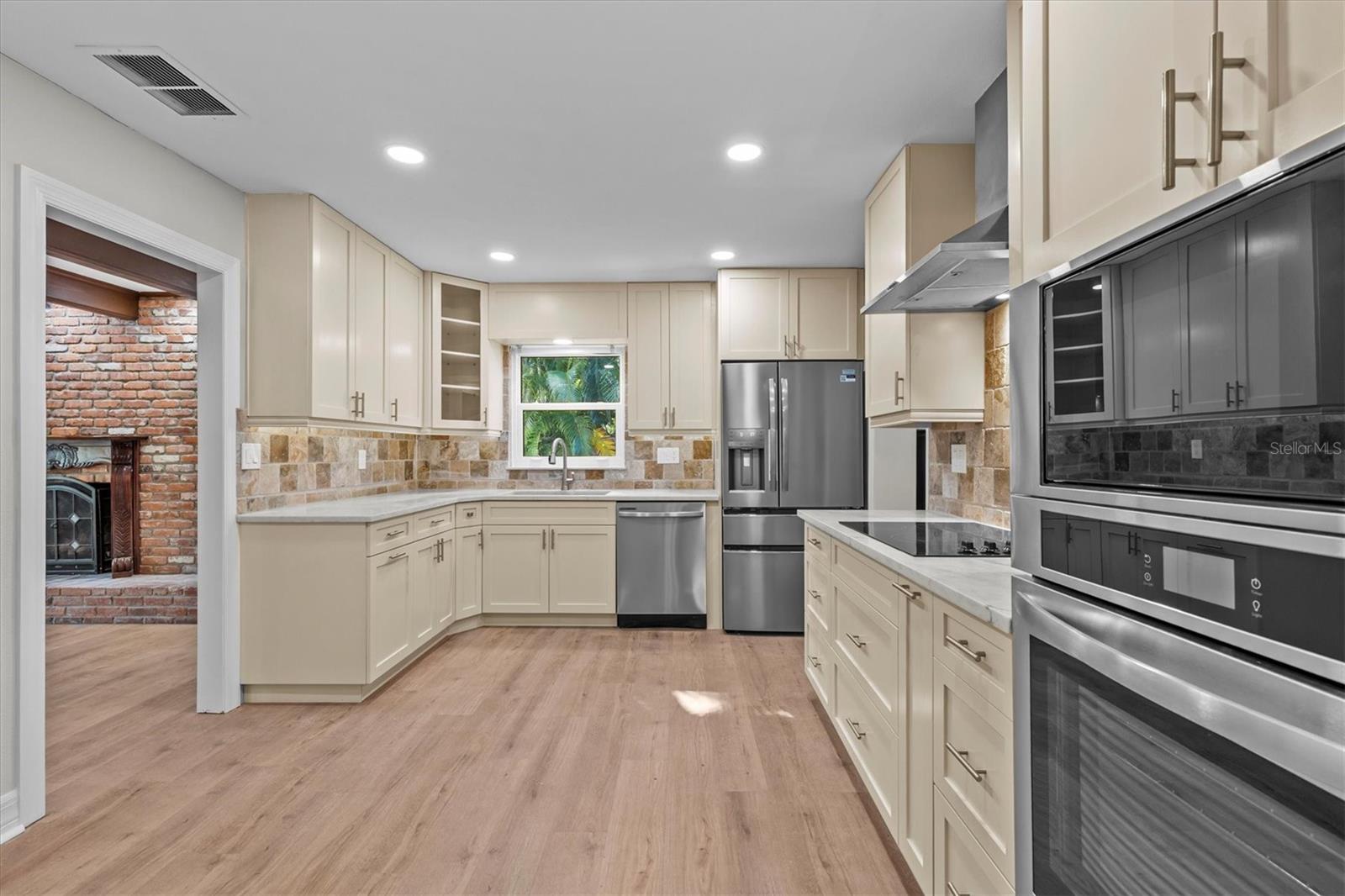 Listing photo id 12 for 810 West Shore Boulevard