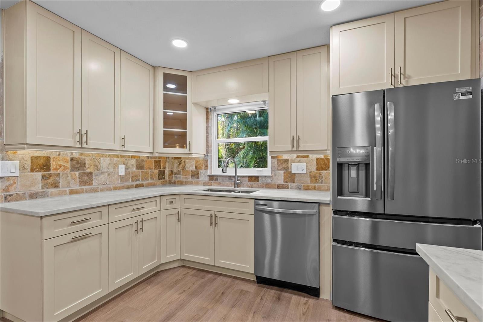 Listing photo id 13 for 810 West Shore Boulevard