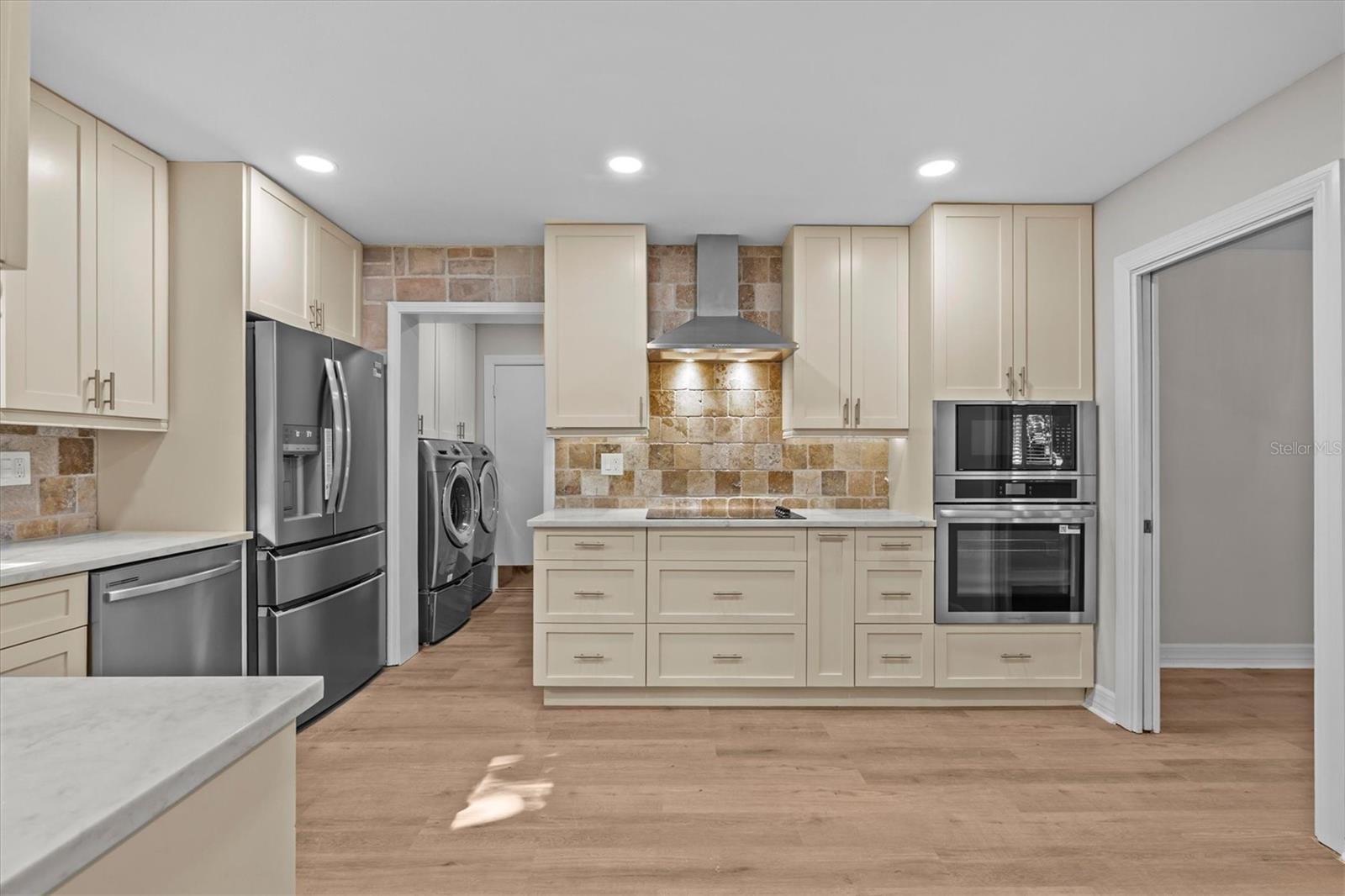 Listing photo id 14 for 810 West Shore Boulevard