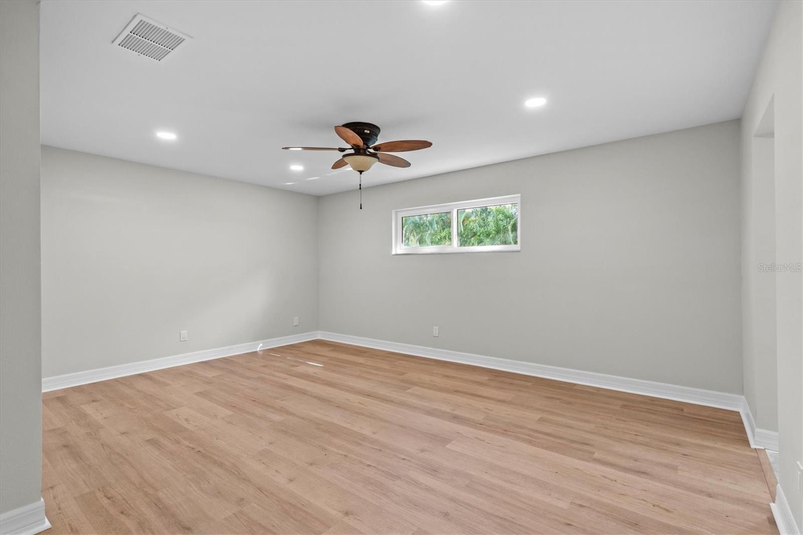 Listing photo id 16 for 810 West Shore Boulevard