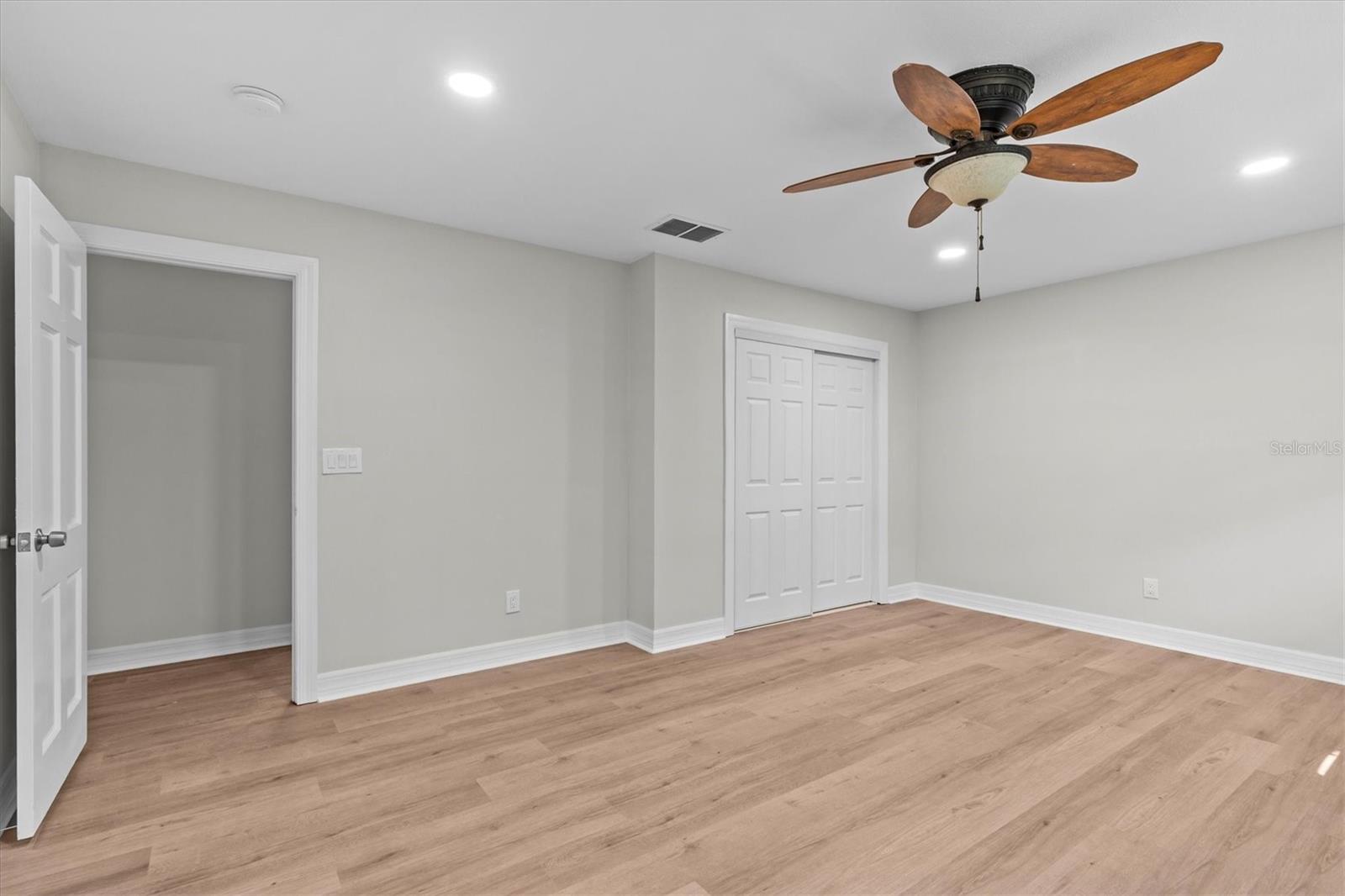 Listing photo id 17 for 810 West Shore Boulevard