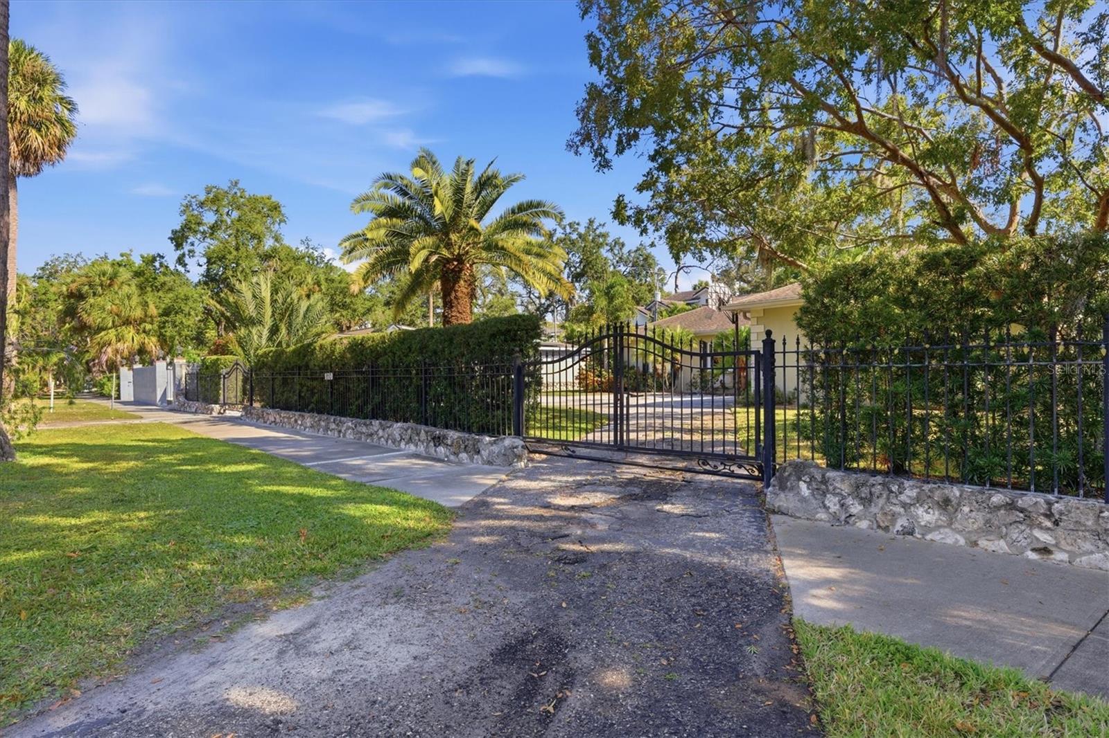 Listing photo id 0 for 810 West Shore Boulevard