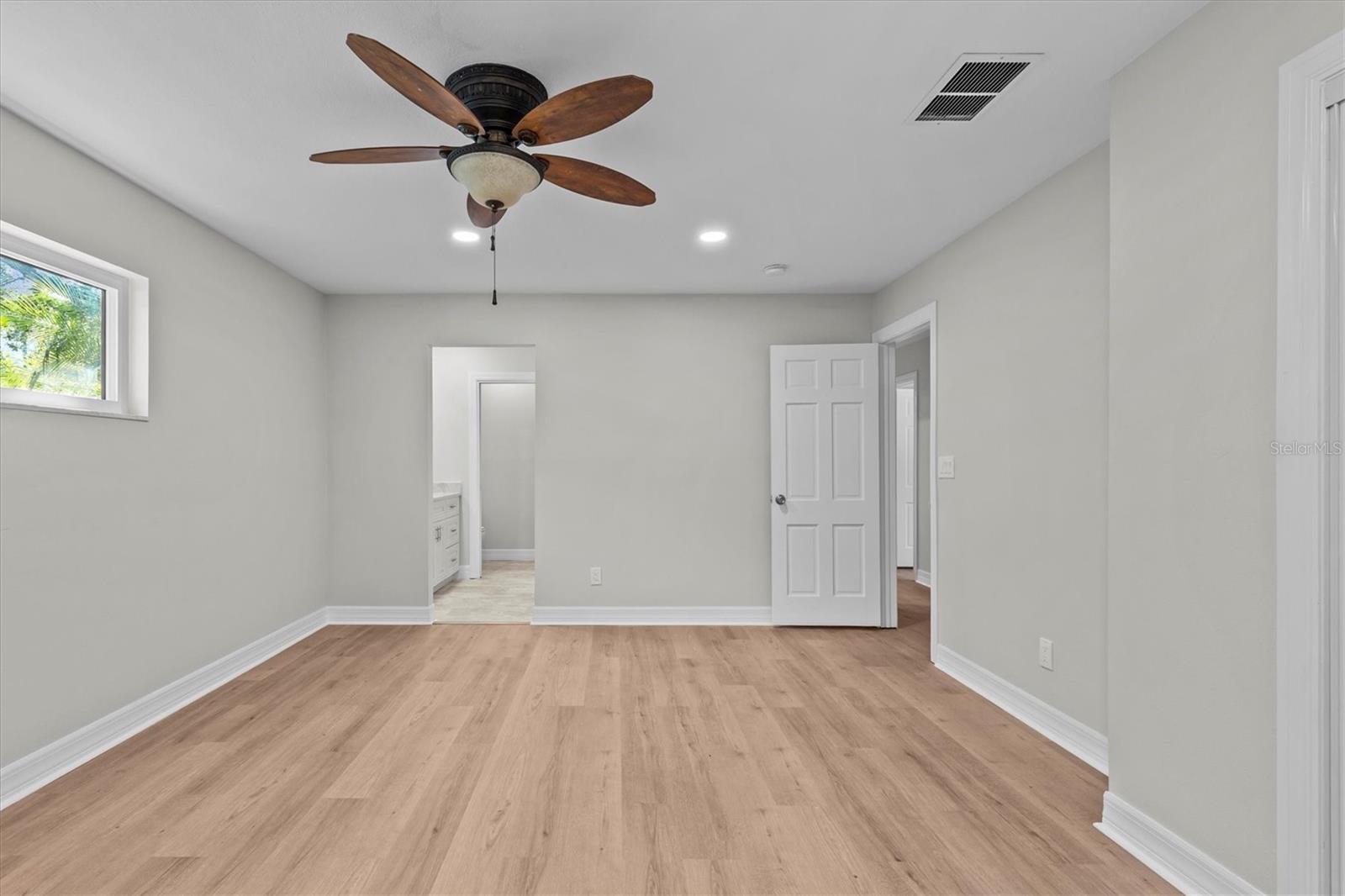 Listing photo id 18 for 810 West Shore Boulevard