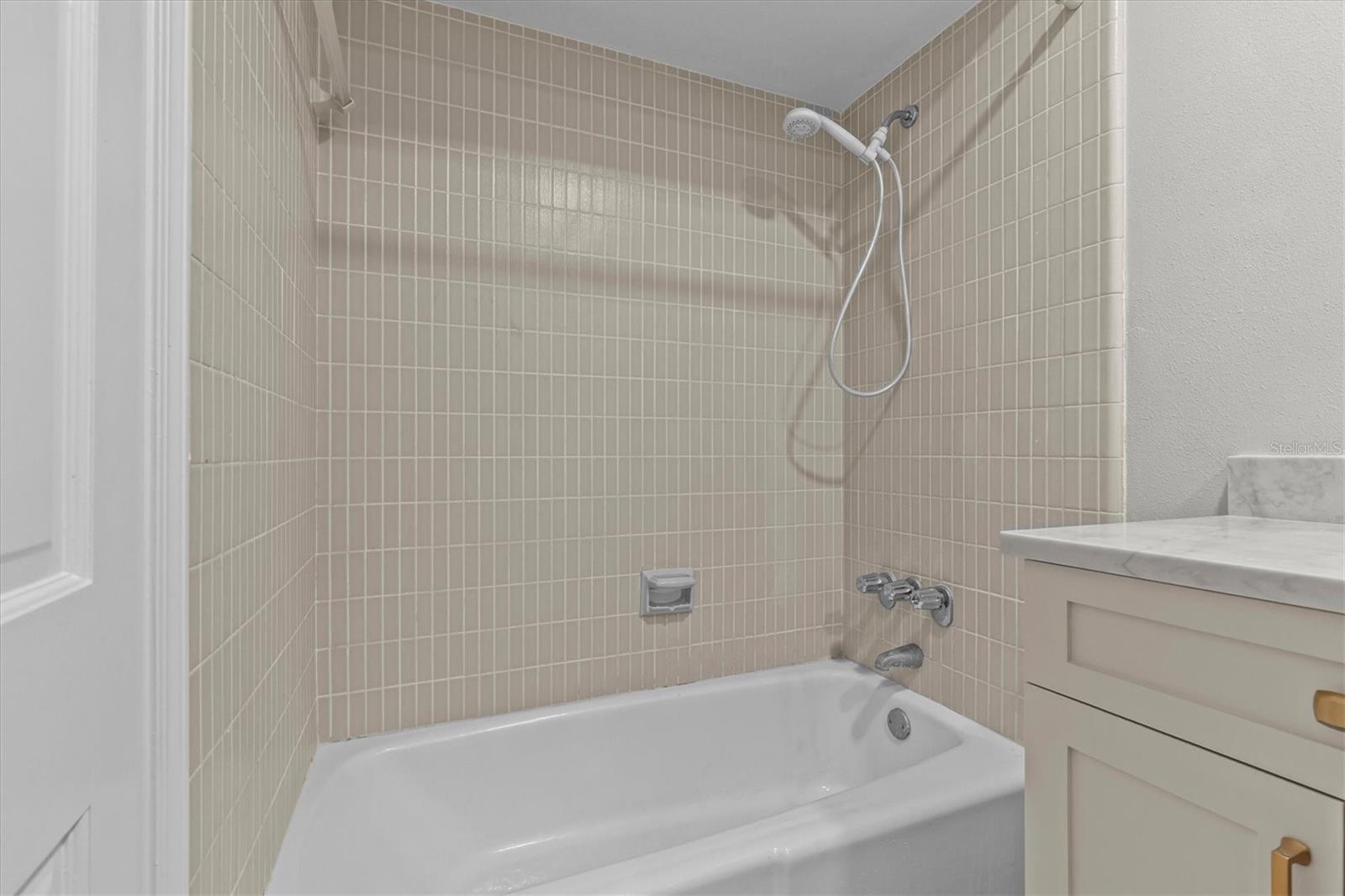 Listing photo id 24 for 810 West Shore Boulevard