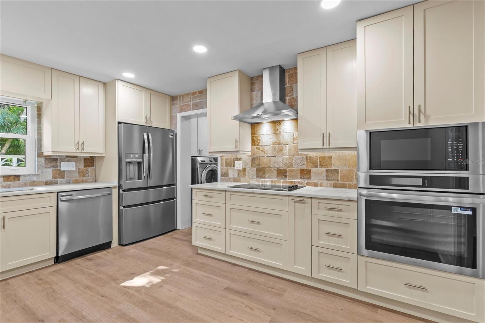 Listing photo id 3 for 810 West Shore Boulevard