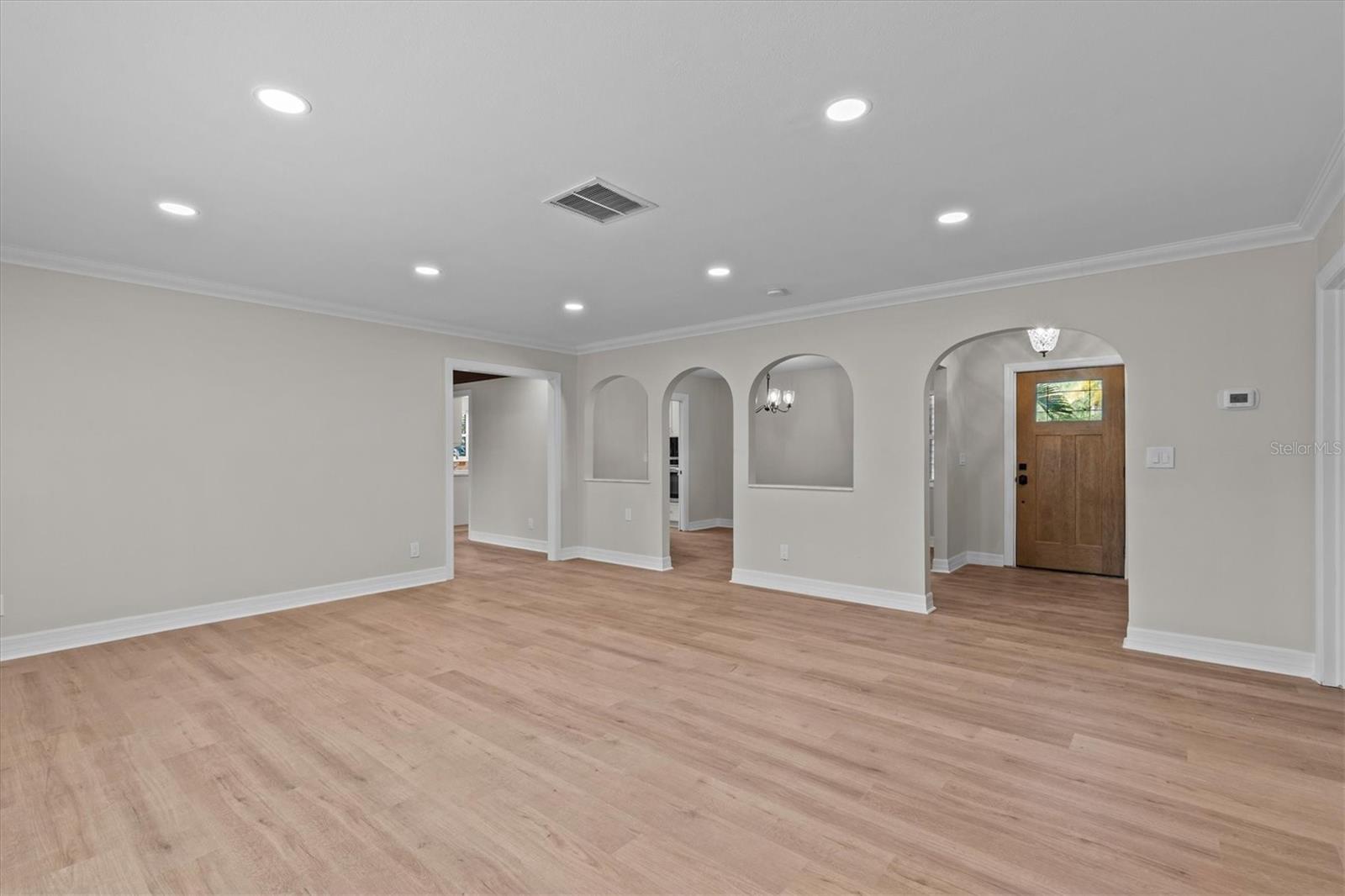 Listing photo id 6 for 810 West Shore Boulevard