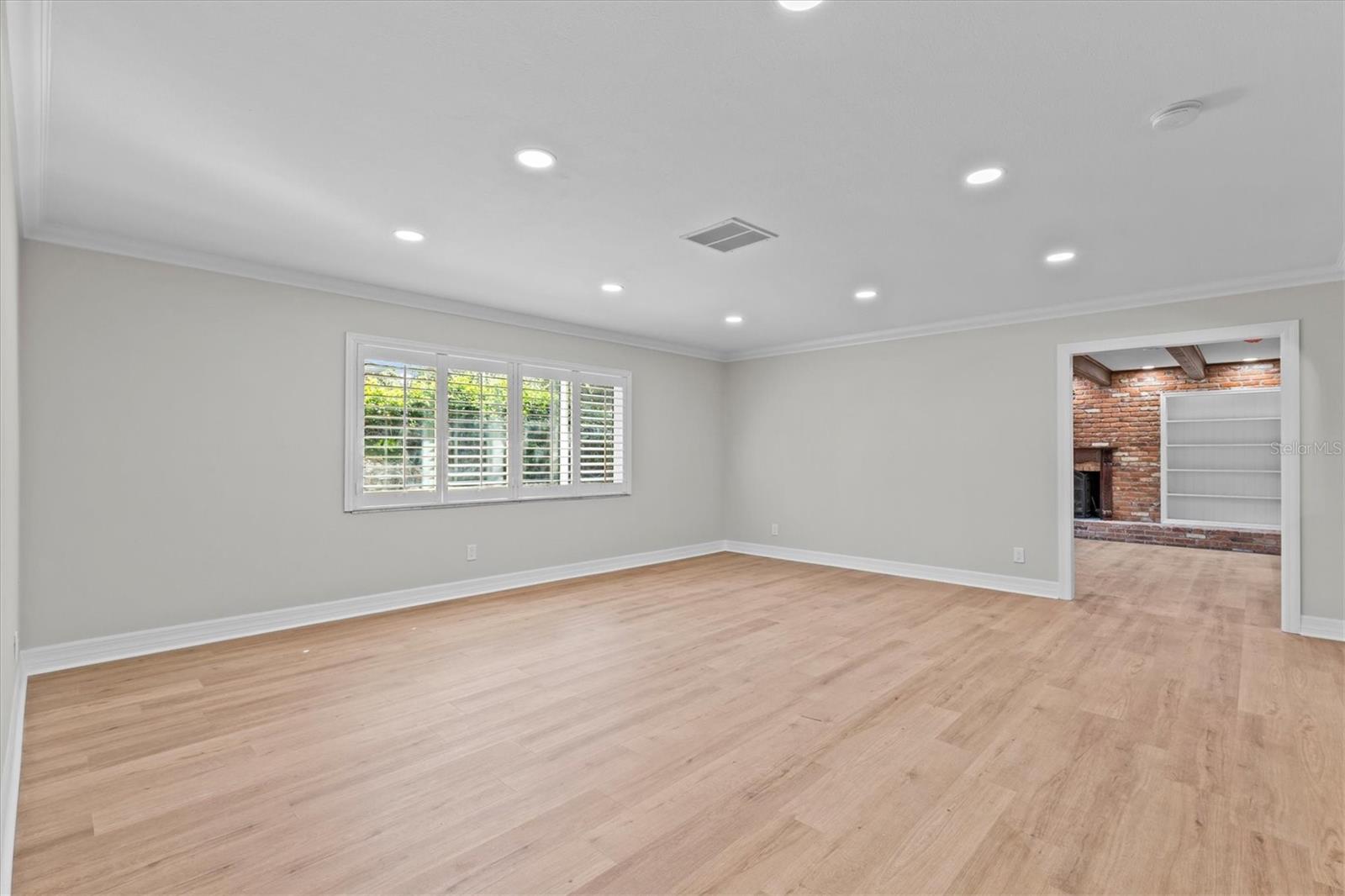 Listing photo id 7 for 810 West Shore Boulevard