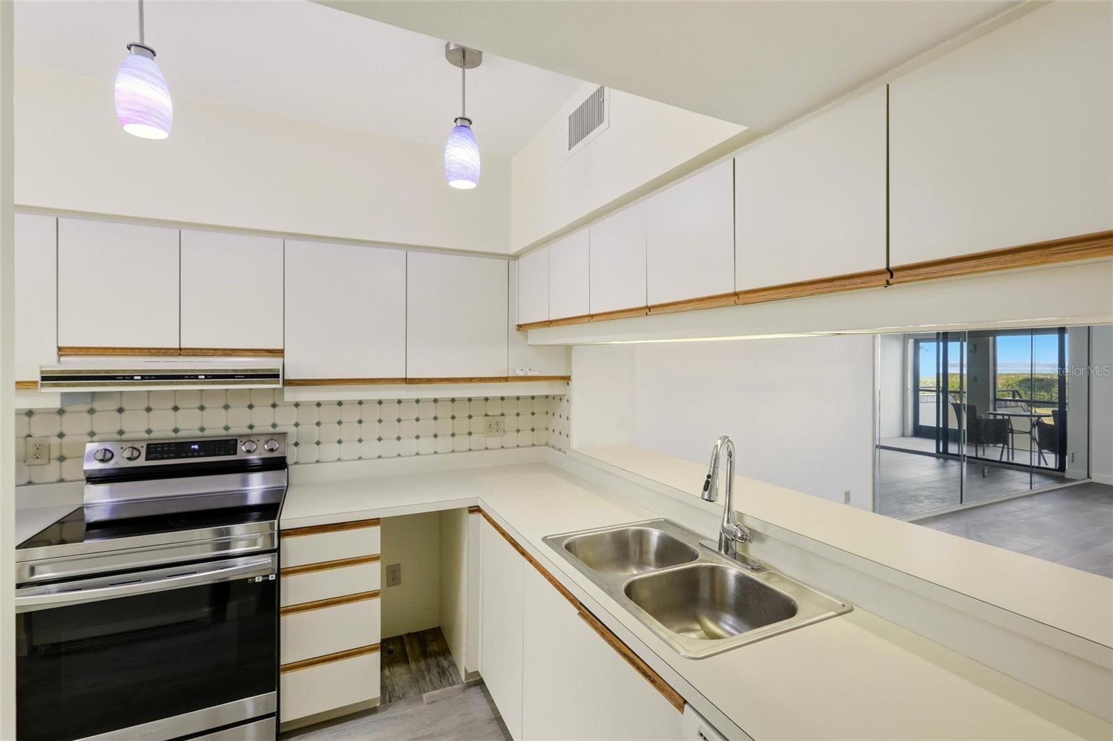 Image 10 of 56 For 1920 Harbourside Drive 1003