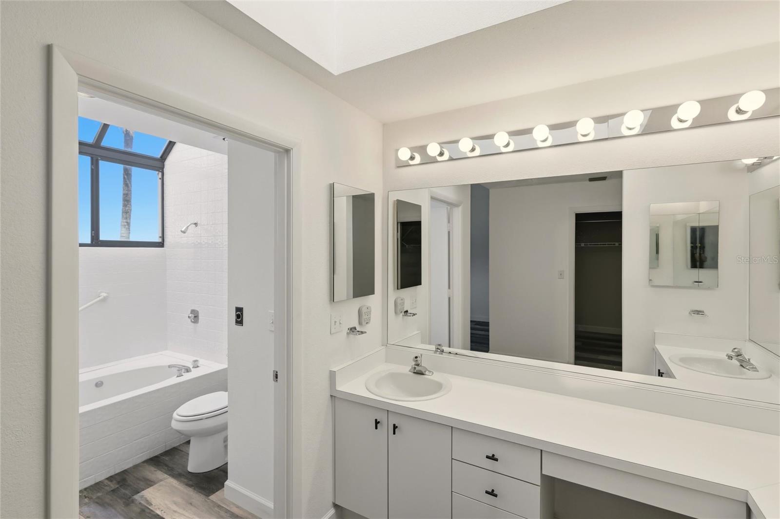 Image 23 of 56 For 1920 Harbourside Drive 1003