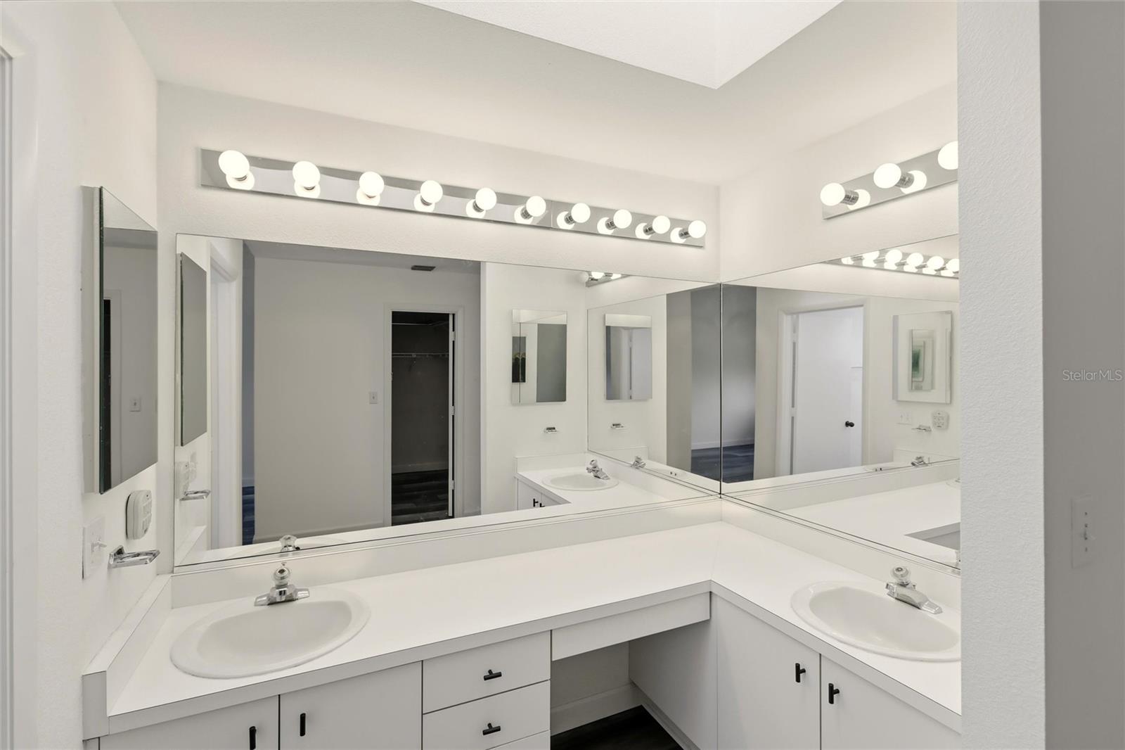 Image 24 of 56 For 1920 Harbourside Drive 1003