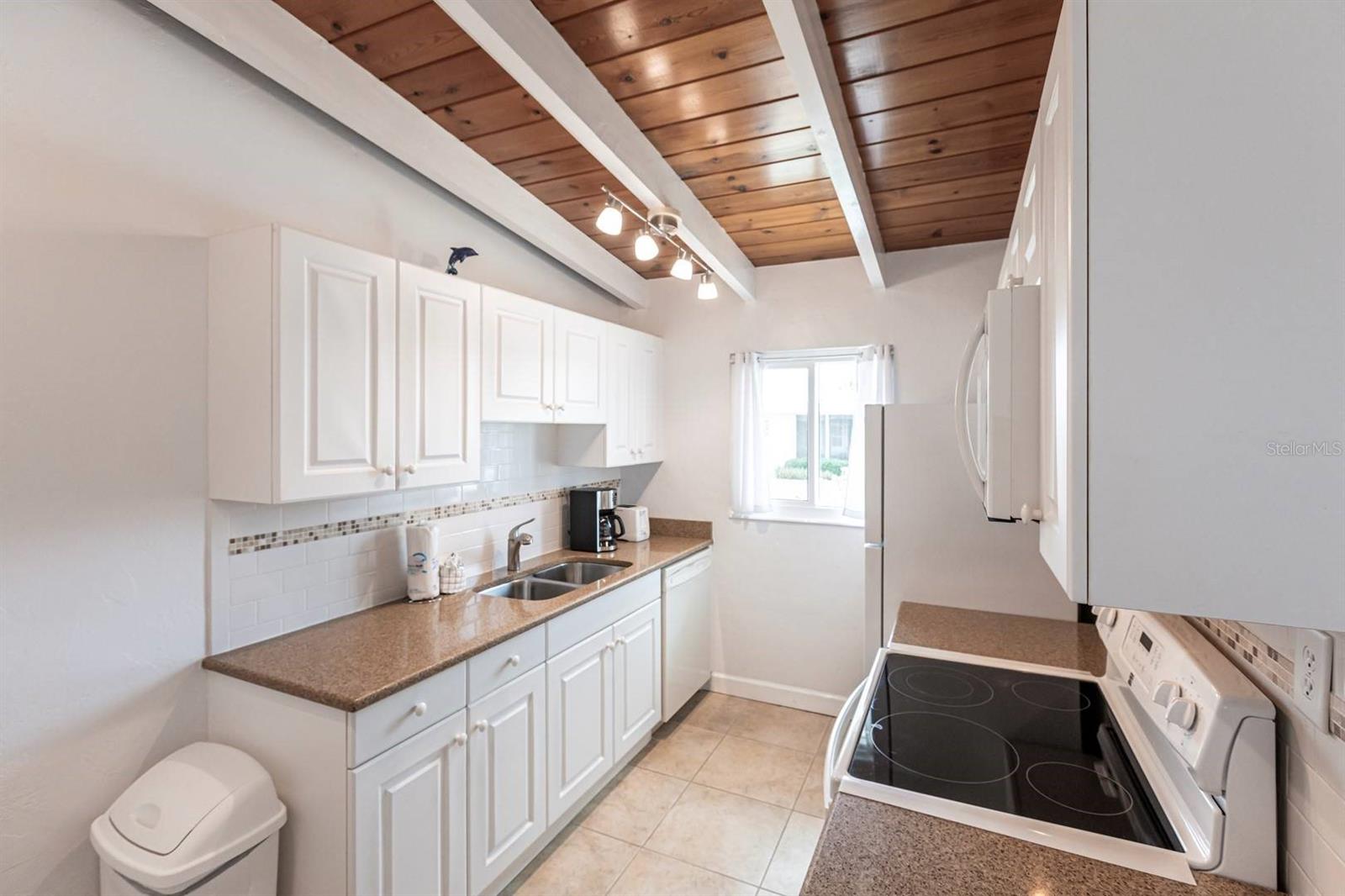 Image 6 of 22 For 6006 Midnight Pass Road 5