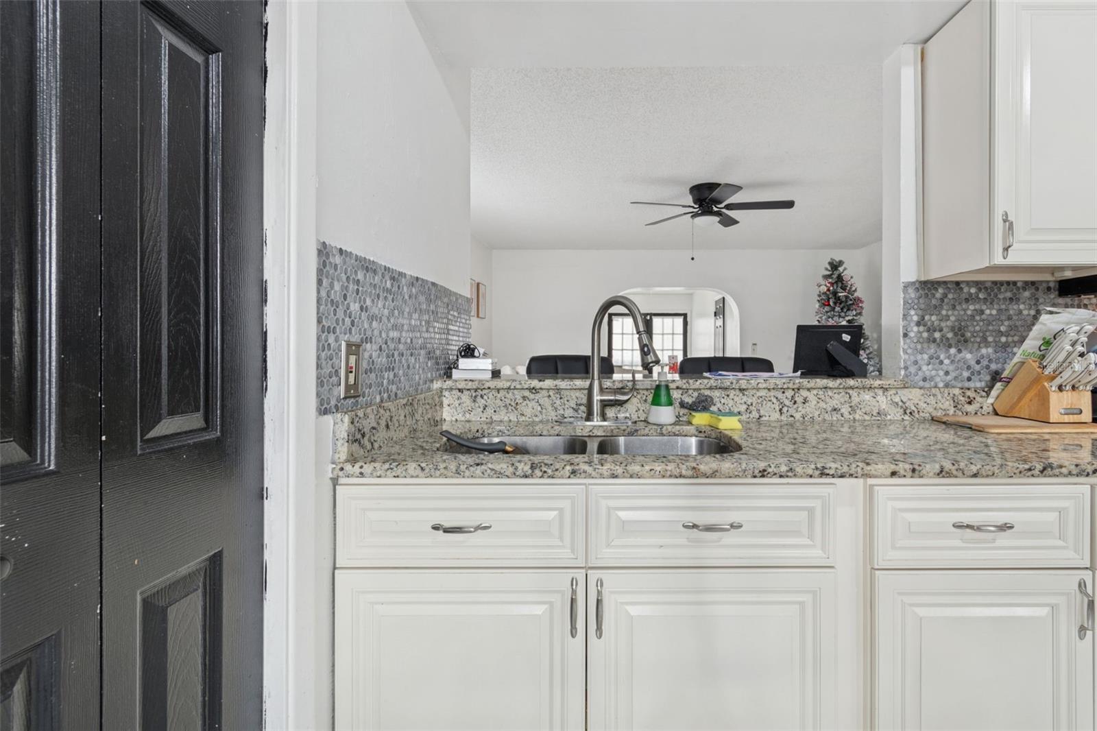 Listing photo id 9 for 3416 Mohawk Avenue