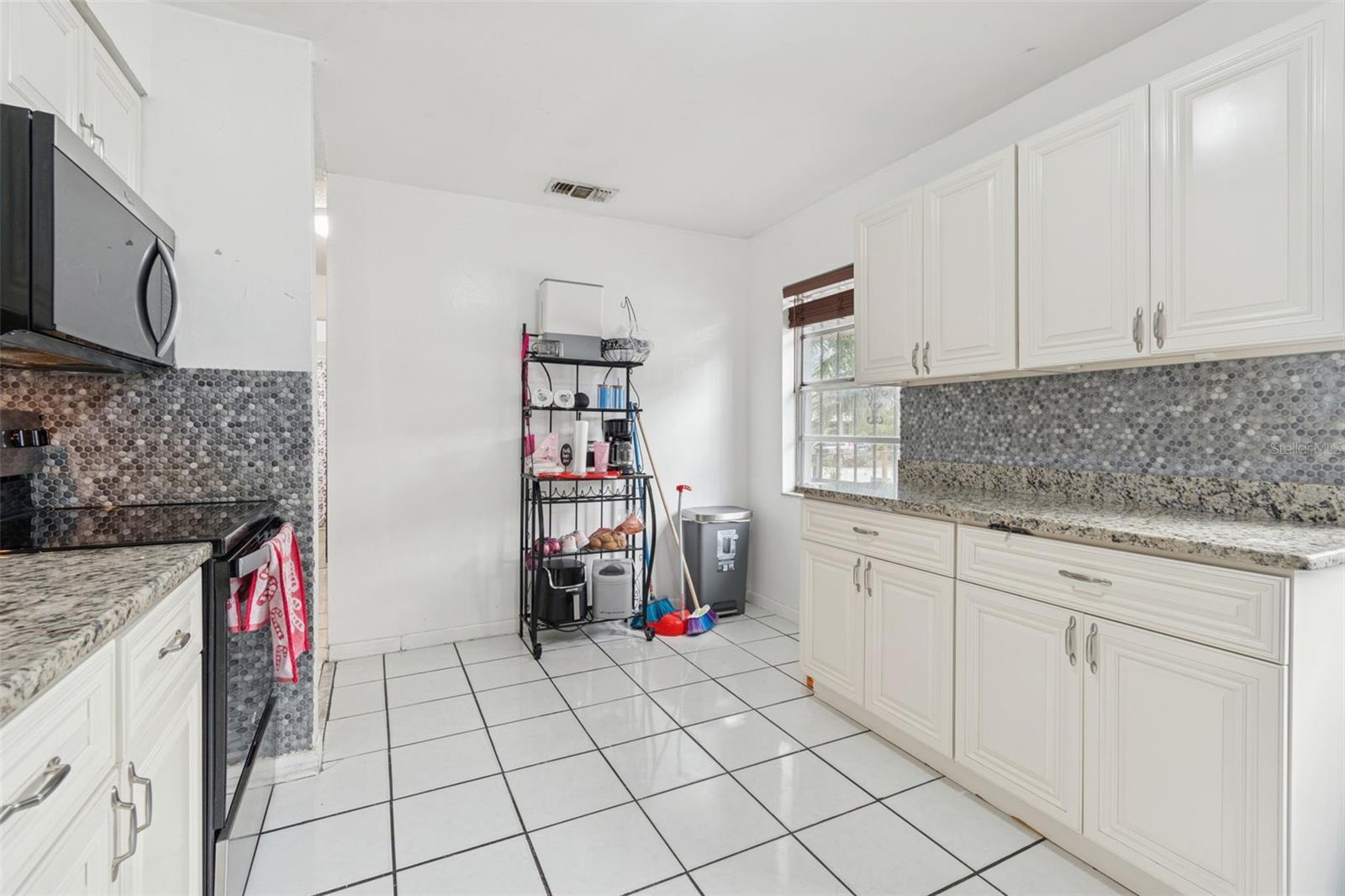 Listing photo id 10 for 3416 Mohawk Avenue