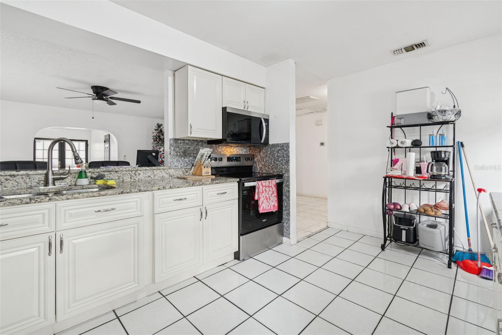 Listing photo id 11 for 3416 Mohawk Avenue