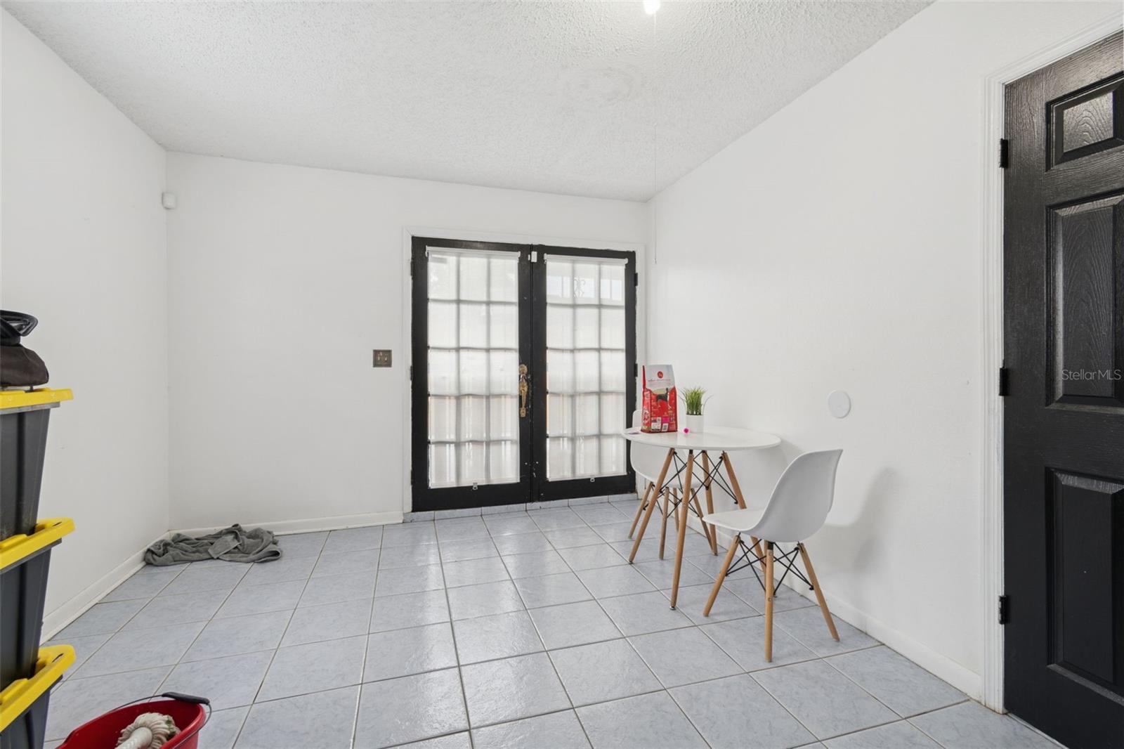 Listing photo id 17 for 3416 Mohawk Avenue