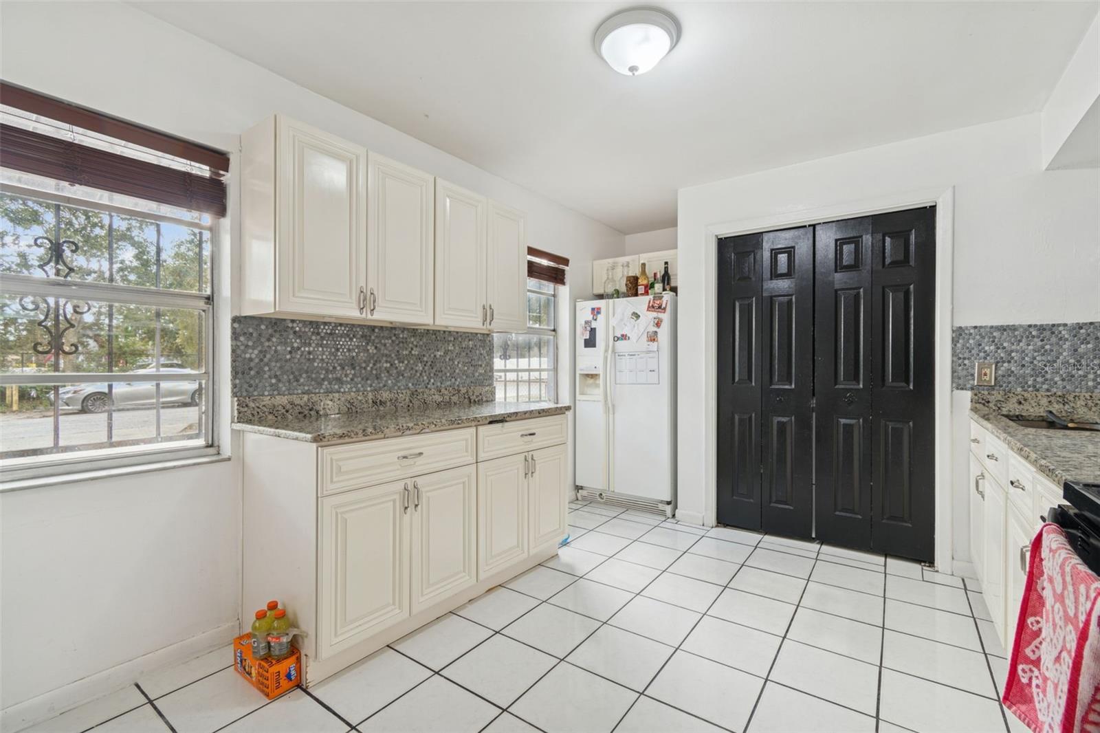 Listing photo id 7 for 3416 Mohawk Avenue