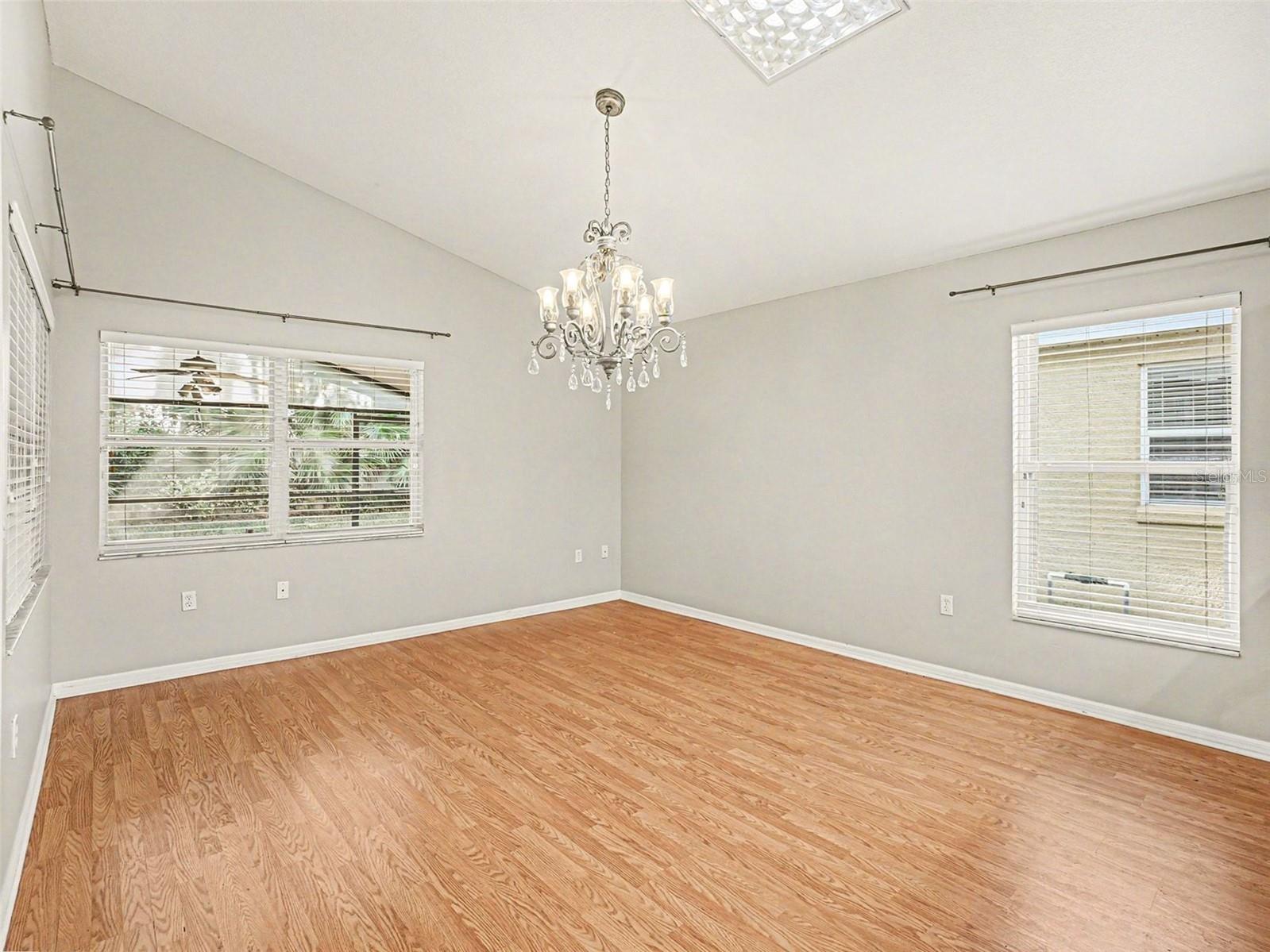 Image 10 of 41 For 302 Tavestock Loop