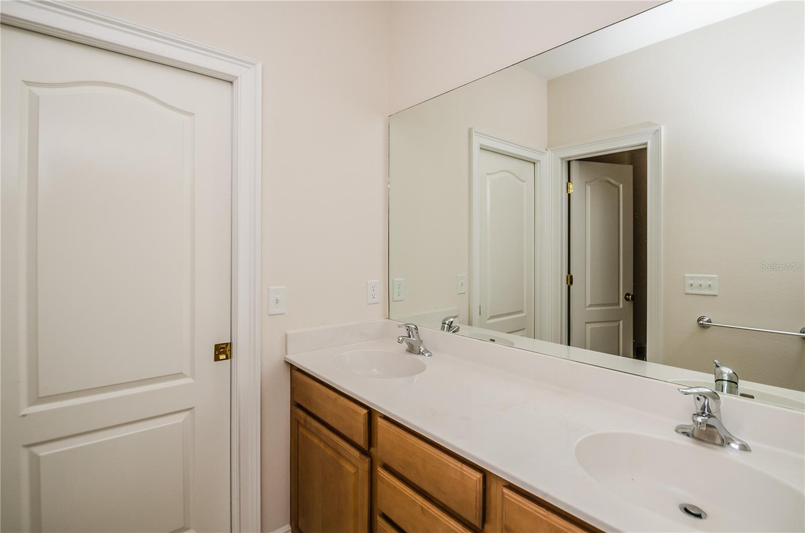 Image 21 of 37 For 924 Hemingway Circle