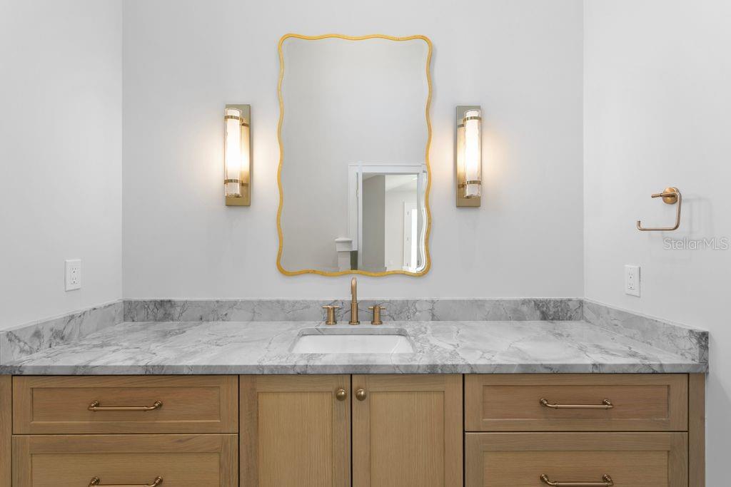 Image 28 of 49 For 5019 Dickens Avenue