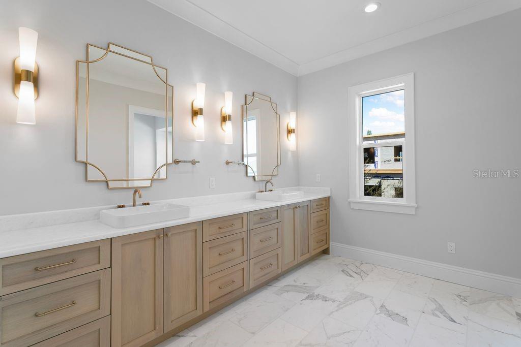 Image 34 of 49 For 5019 Dickens Avenue