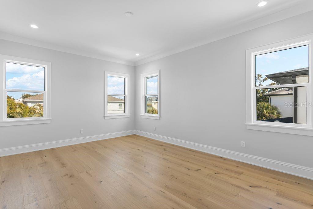 Image 38 of 49 For 5019 Dickens Avenue