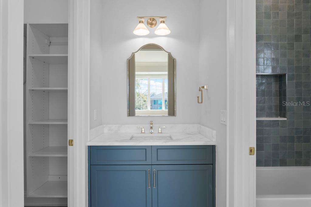 Image 39 of 49 For 5019 Dickens Avenue