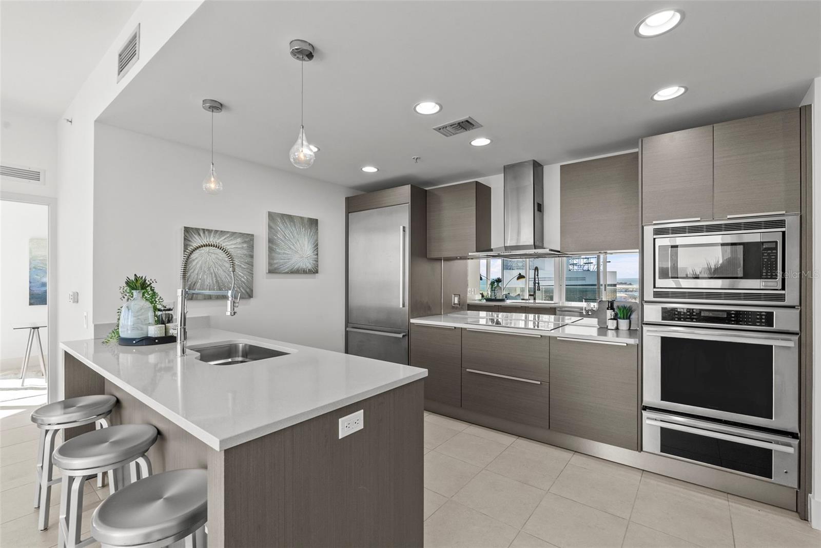 Listing photo id 14 for 175 1st Street S 1604