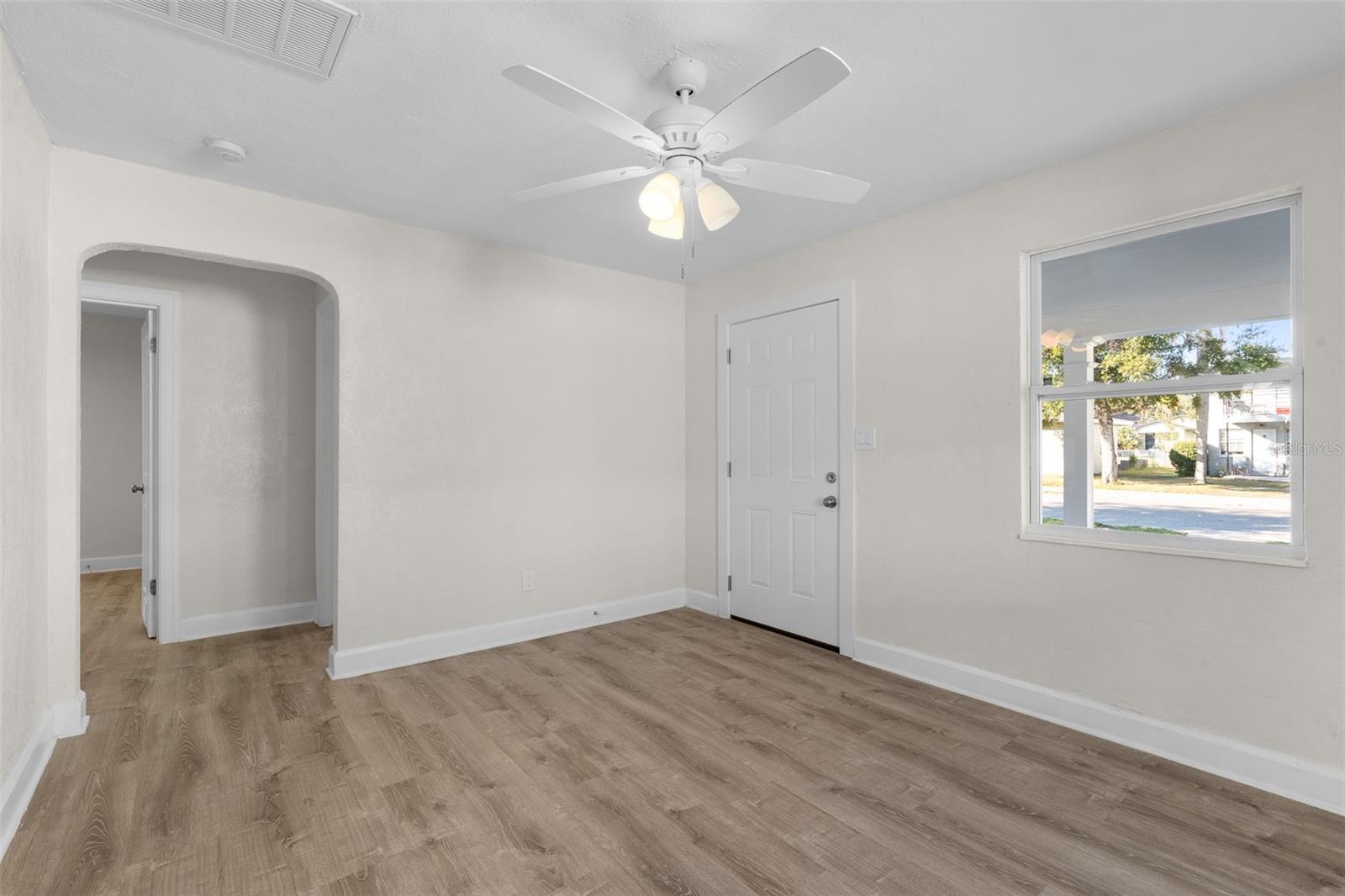 Listing photo id 21 for 834 18th Avenue S