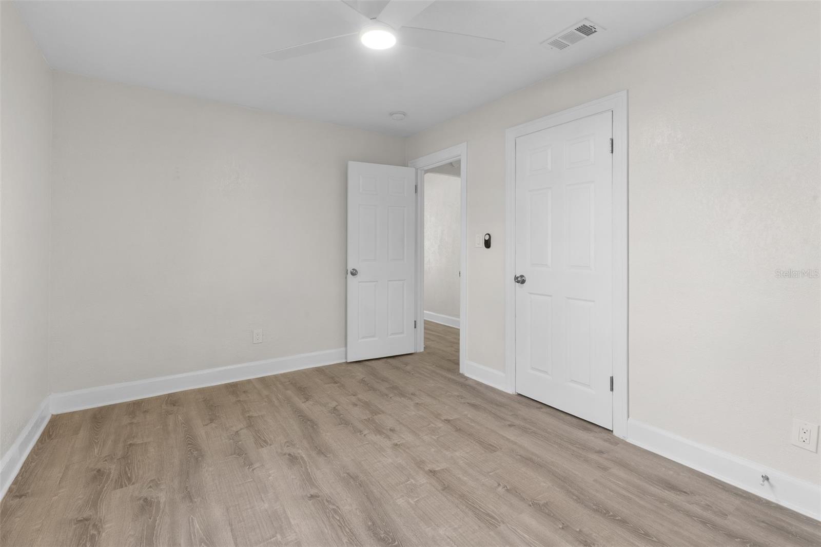 Listing photo id 23 for 834 18th Avenue S