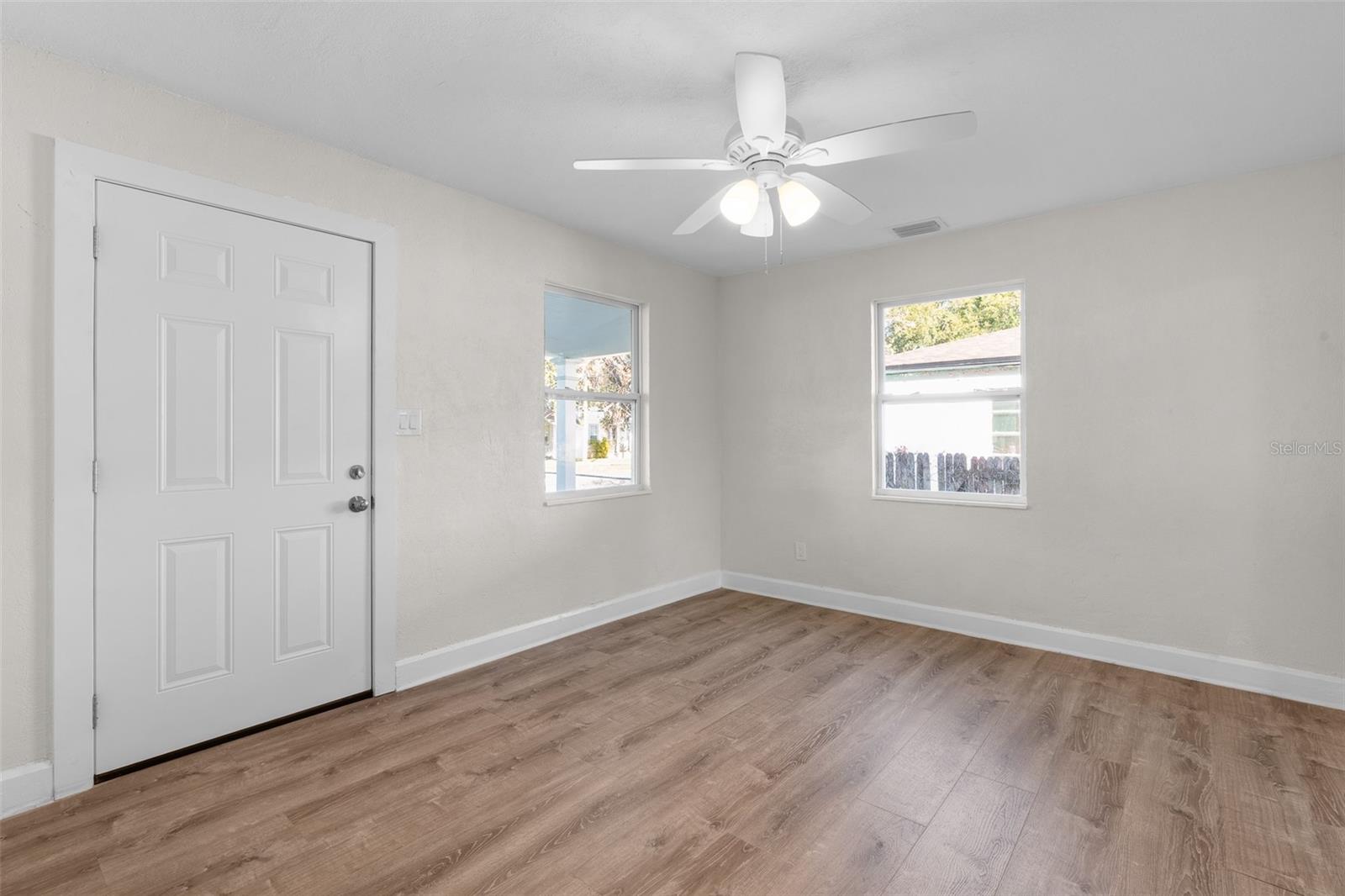 Listing photo id 27 for 834 18th Avenue S