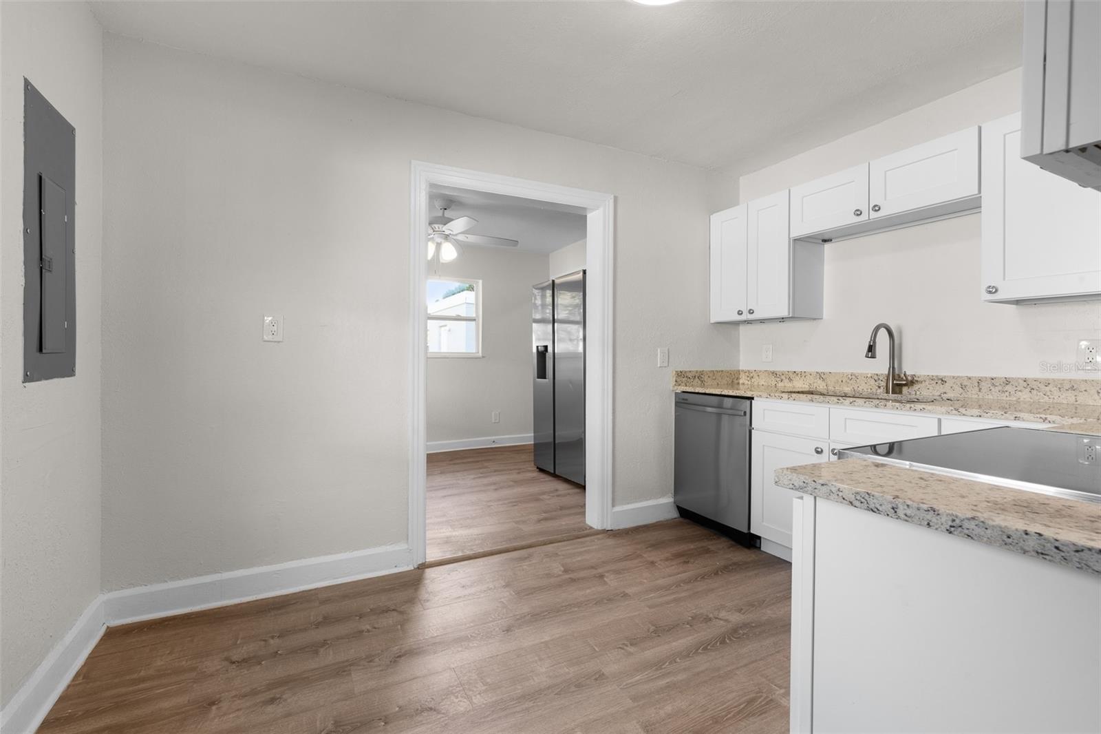 Listing photo id 28 for 834 18th Avenue S