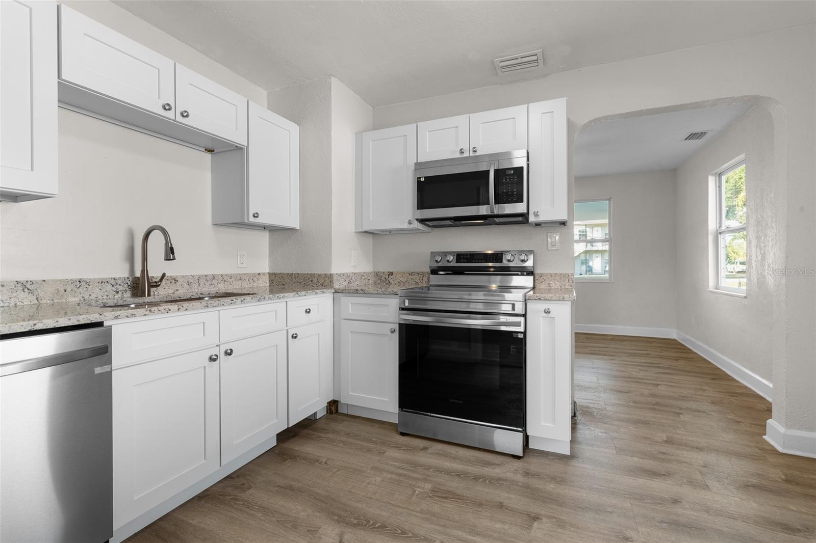 Listing photo id 29 for 834 18th Avenue S