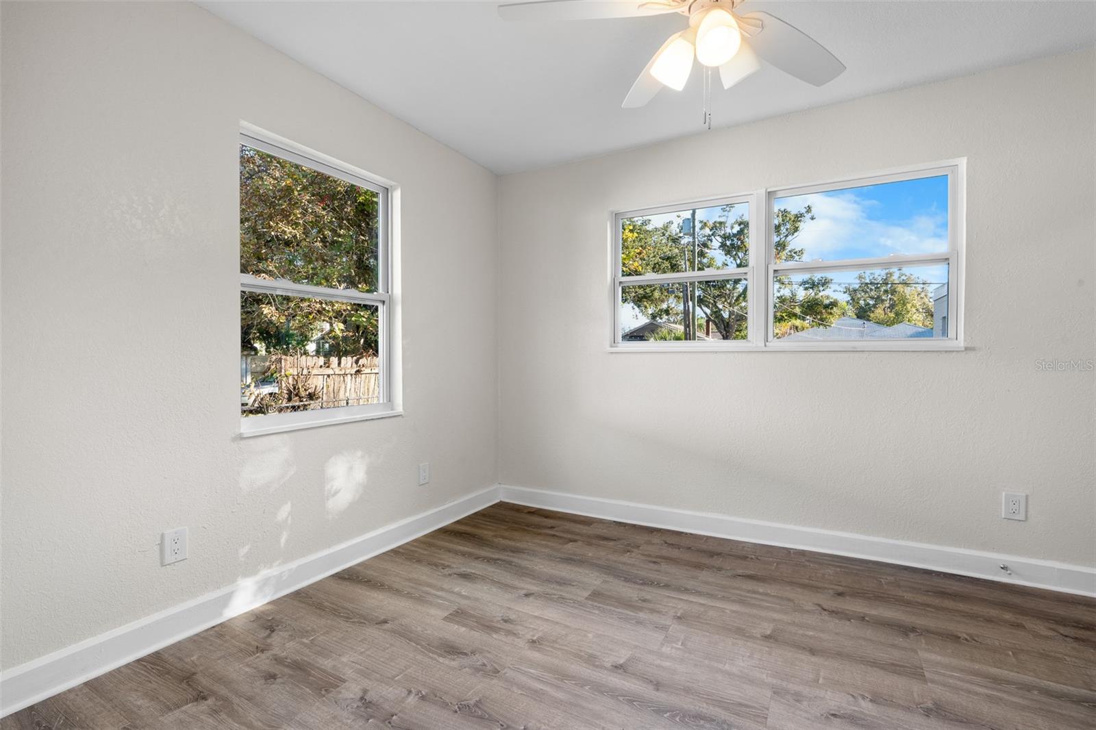 Listing photo id 30 for 834 18th Avenue S